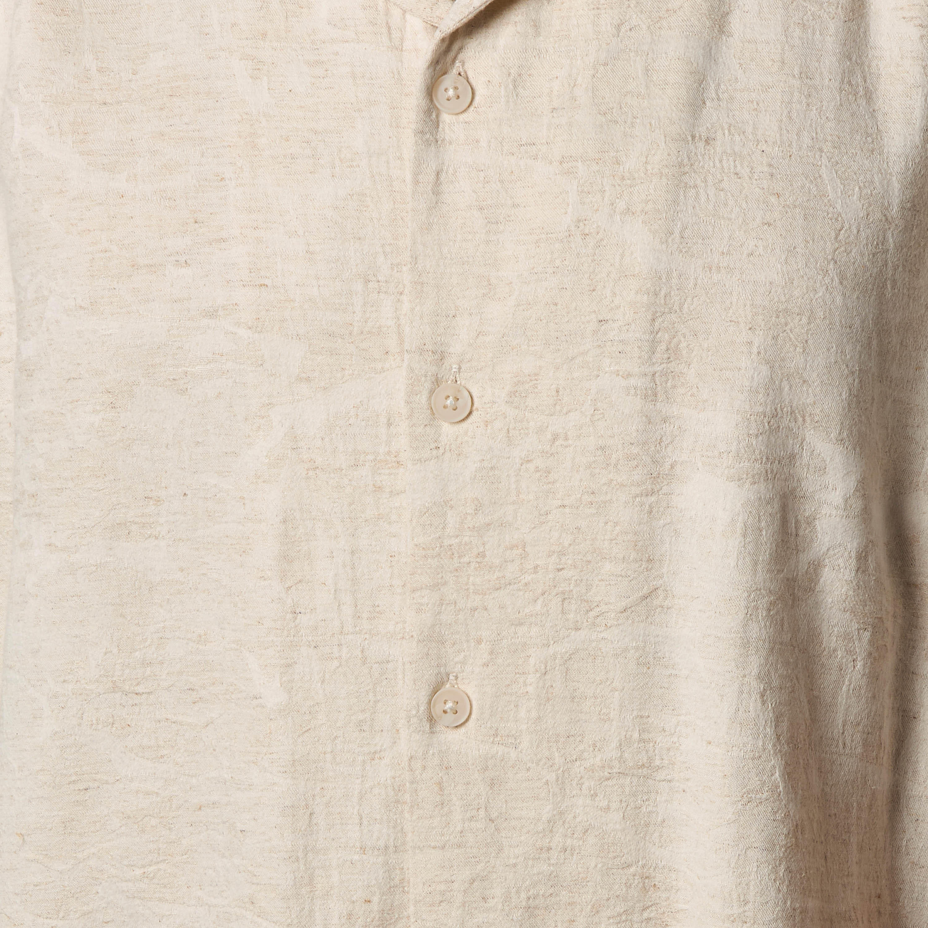 قميص رجالي بقصة عادية وياقة كوبية وأكمام قصيرة من مزيج الكتان بملمس بارز-men-clothing-shirts-image-2