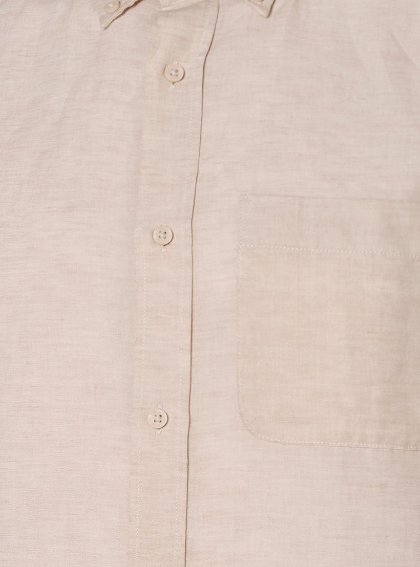 قميص من مزيج الكتان بقصة عادية وياقة عادية وأكمام طويلة وأزرار للرجال-men-clothing-shirts-image-2