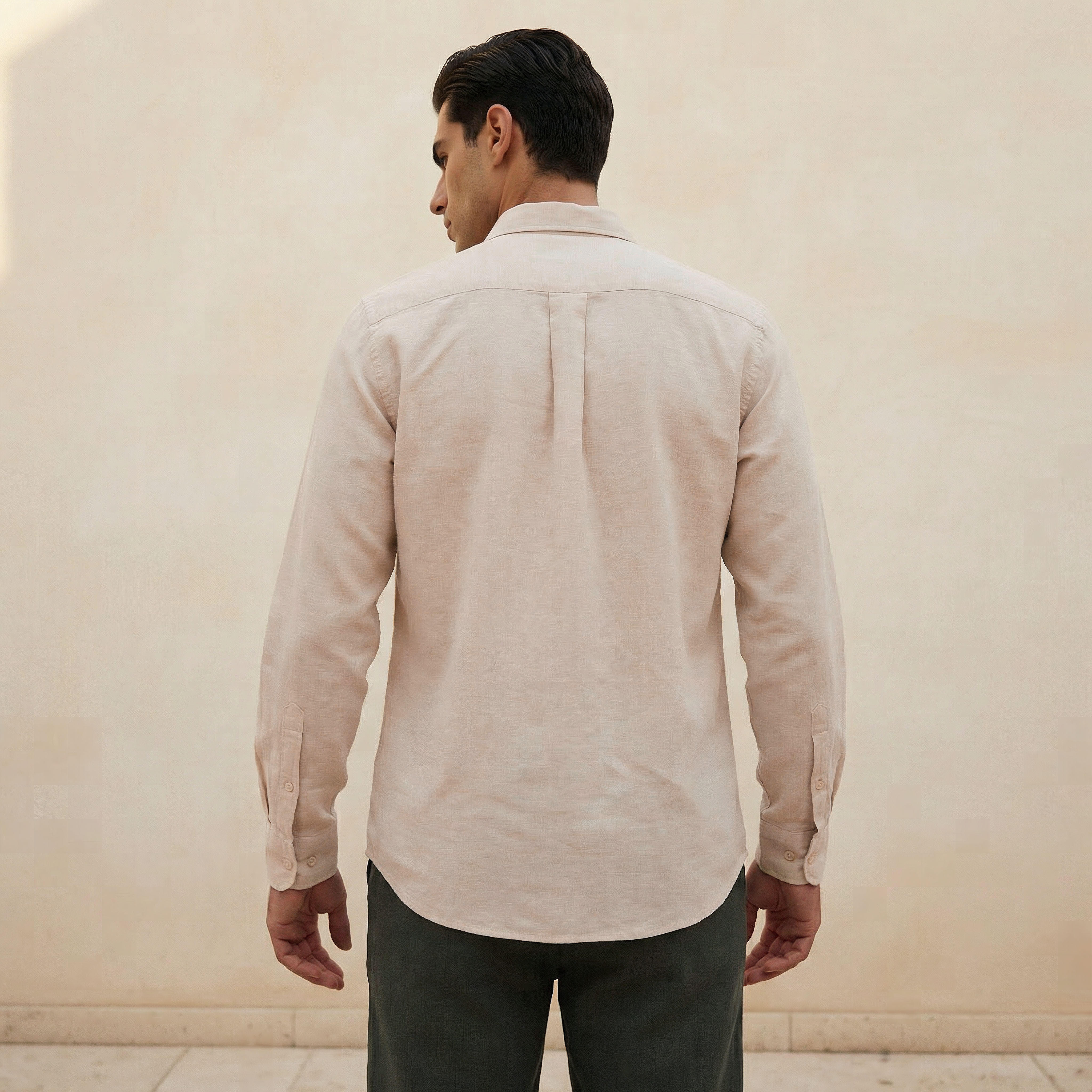 قميص من مزيج الكتان بقصة عادية وياقة عادية وأكمام طويلة وأزرار للرجال-men-clothing-shirts-image-4