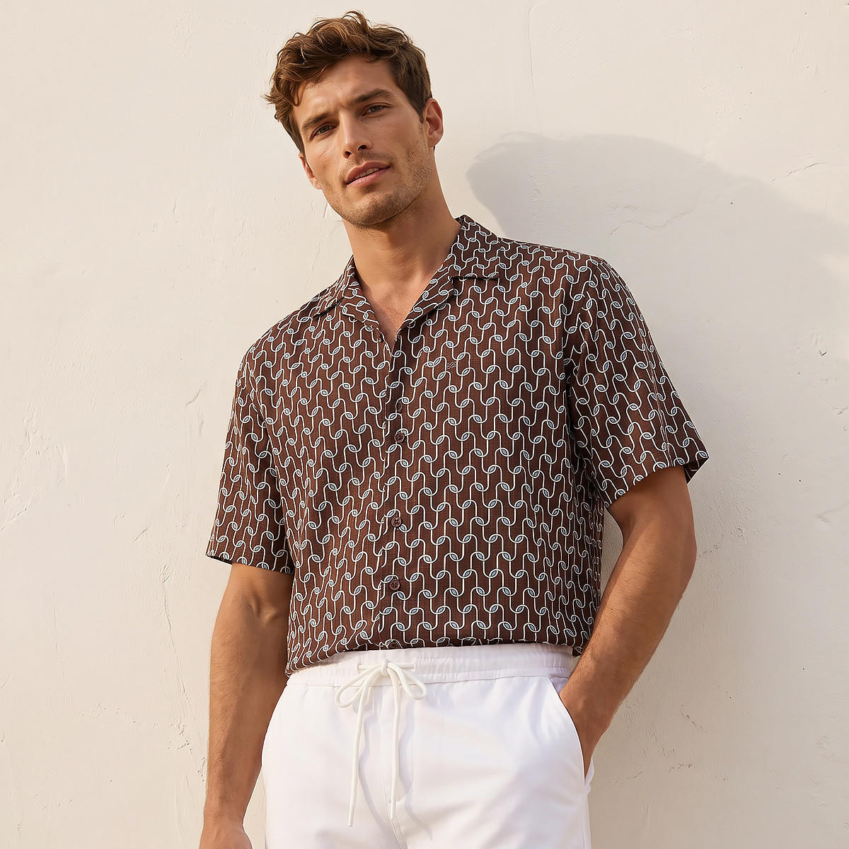 قميص بقصة عادية وياقة كامب وأكمام قصيرة وطبعات للرجال-men-clothing-shirts-image-1