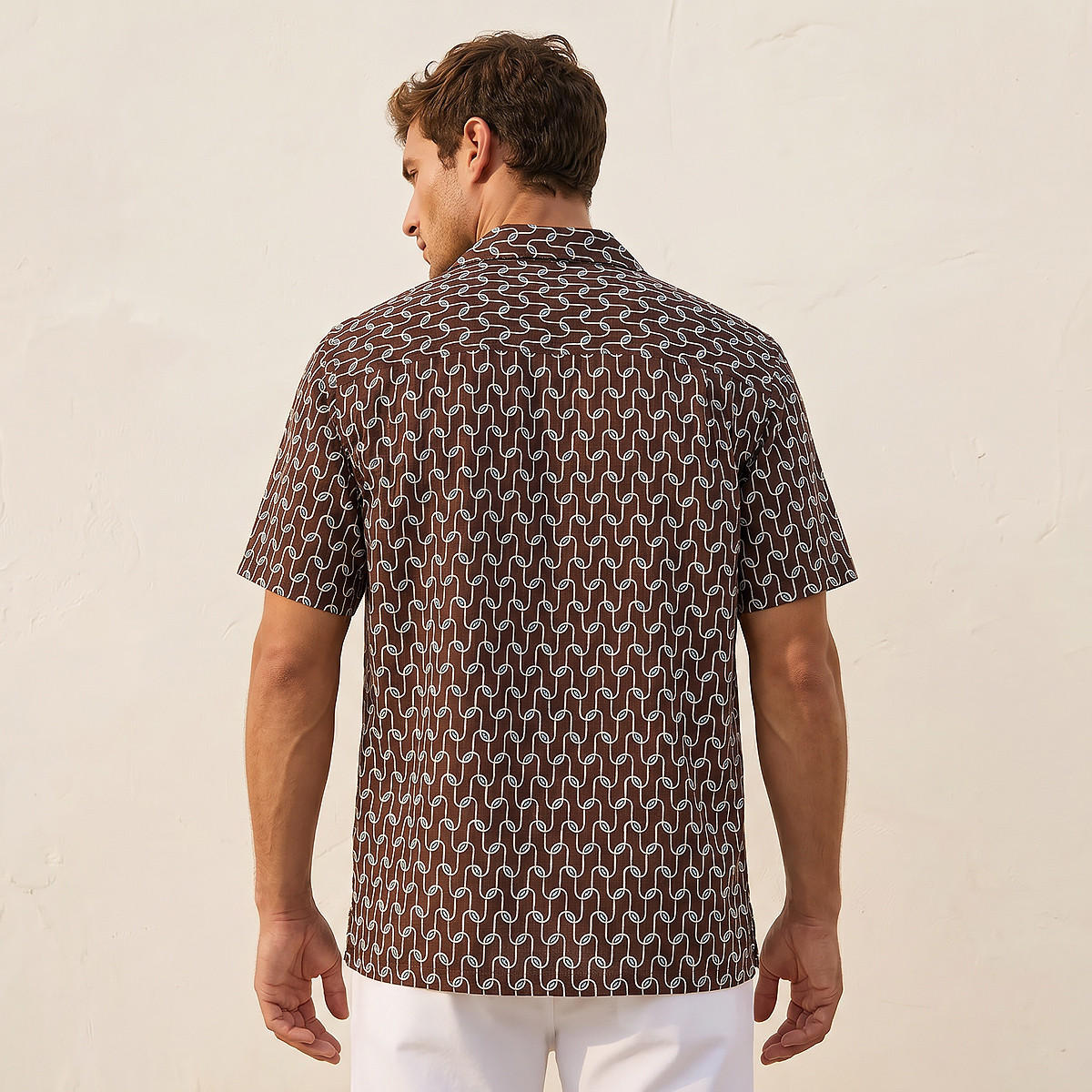 قميص بقصة عادية وياقة كامب وأكمام قصيرة وطبعات للرجال-men-clothing-shirts-image-4
