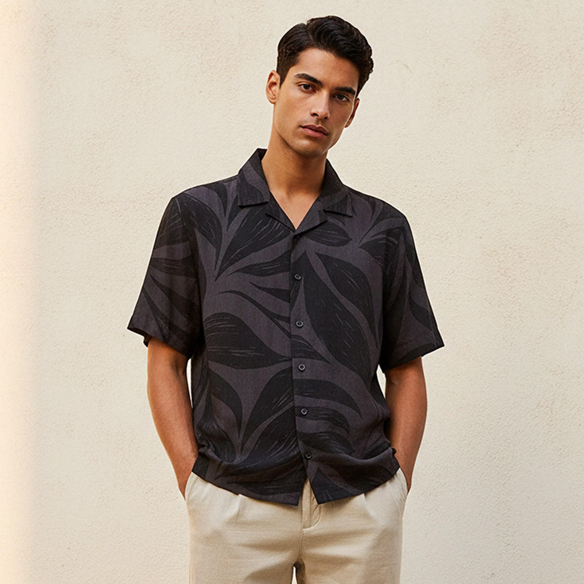 قميص ريزورت بطبعات وياقة وقصة عادية وأكمام قصيرة من سبلاش سمارت-men-clothing-shirts-image-1