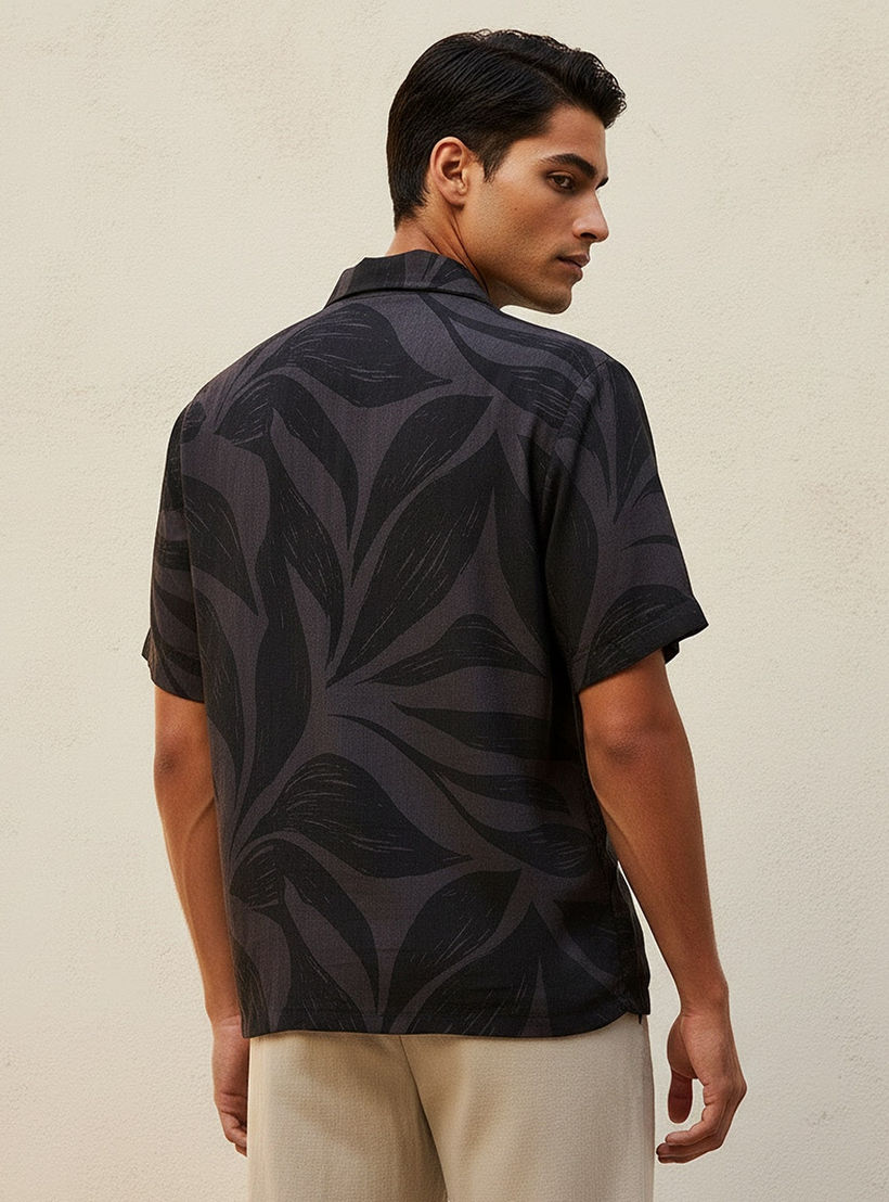 قميص ريزورت بطبعات وياقة وقصة عادية وأكمام قصيرة من سبلاش سمارت-men-clothing-shirts-image-4