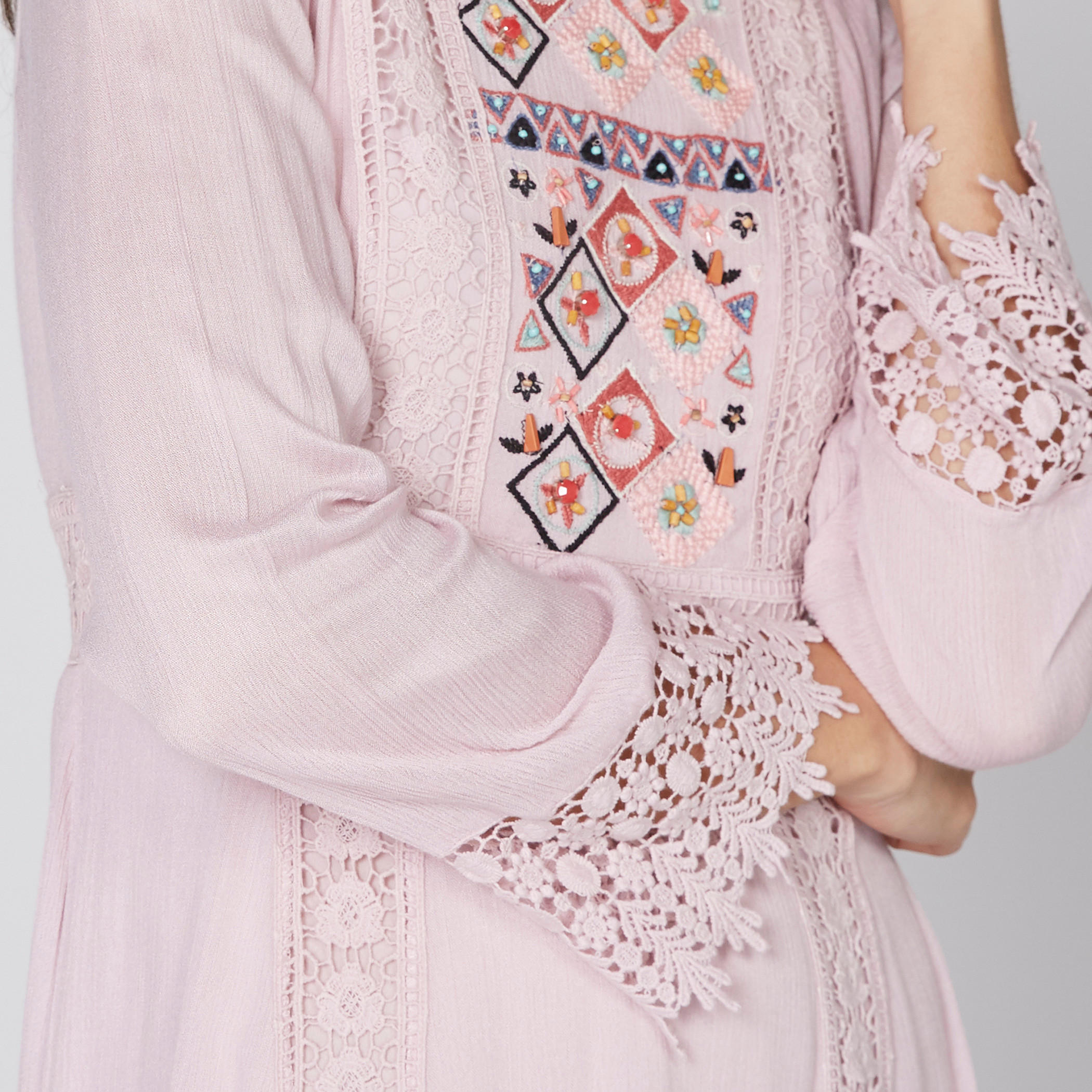 فستان مطرّز بياقة مستديرة وتفاصيل دانتيل-women-clothing-dresses-image-2