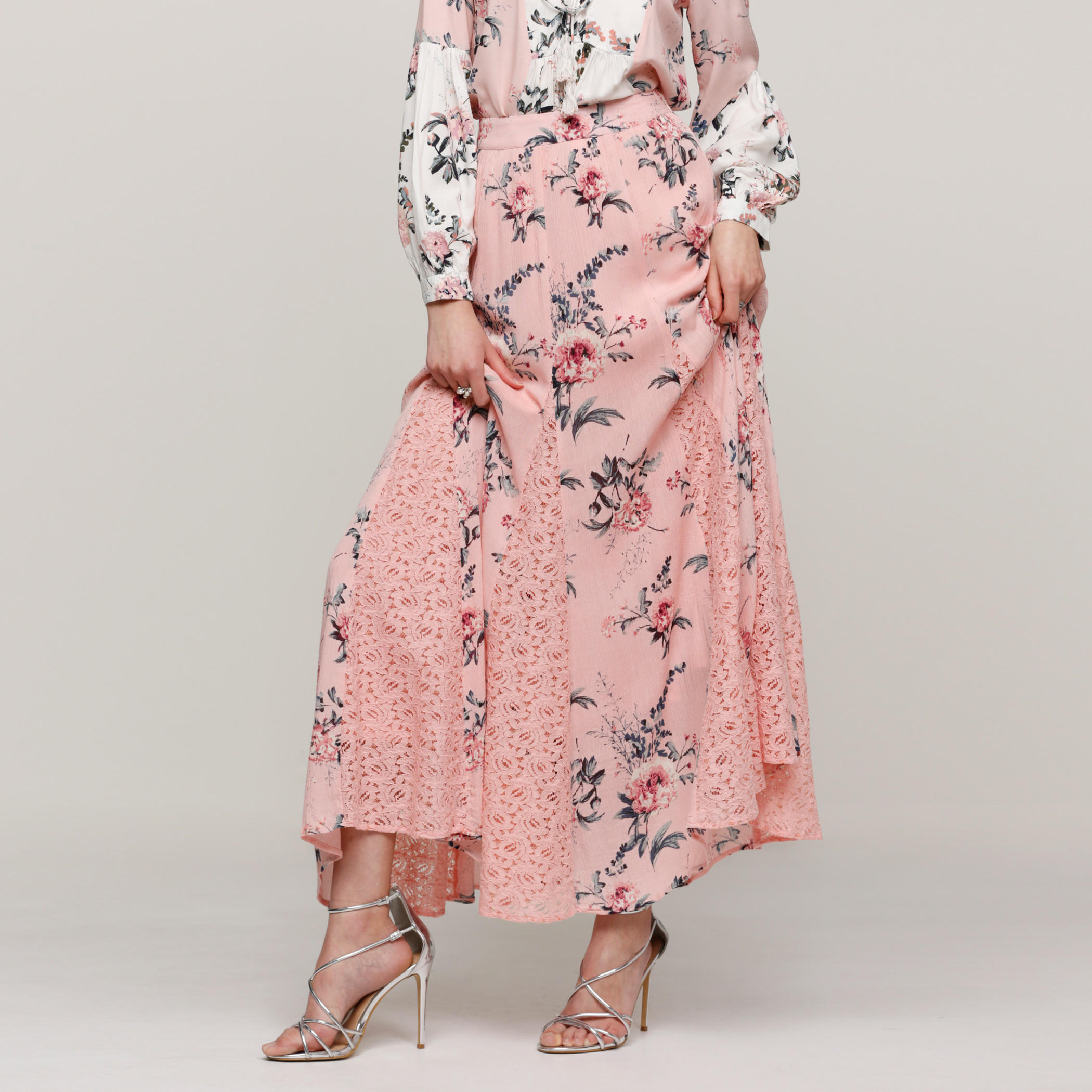 تنورة طويلة بسحّاب إغلاق وتفاصيل دانتيل مع طبعات-women-clothing-bottoms-skirts-image-1