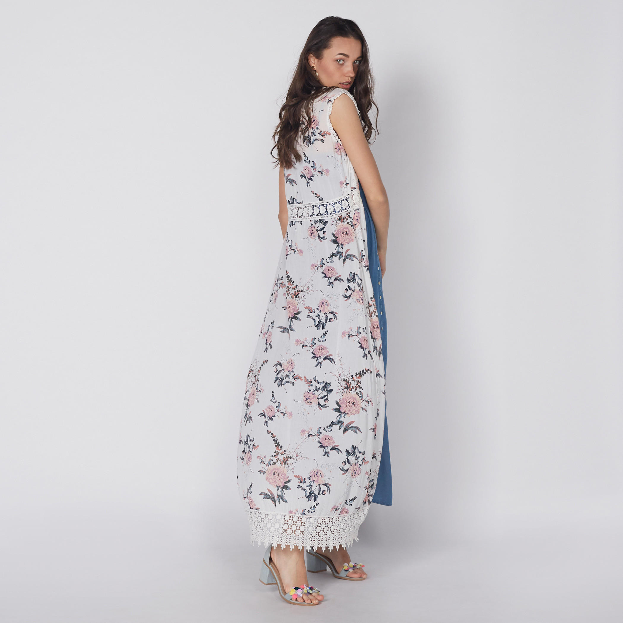 سترة طويلة دون أكمام ومفتوحة من الأمام بطبعات وتفاصيل دانتيل-women-clothing-shirtsandblouses-blouses-image-4