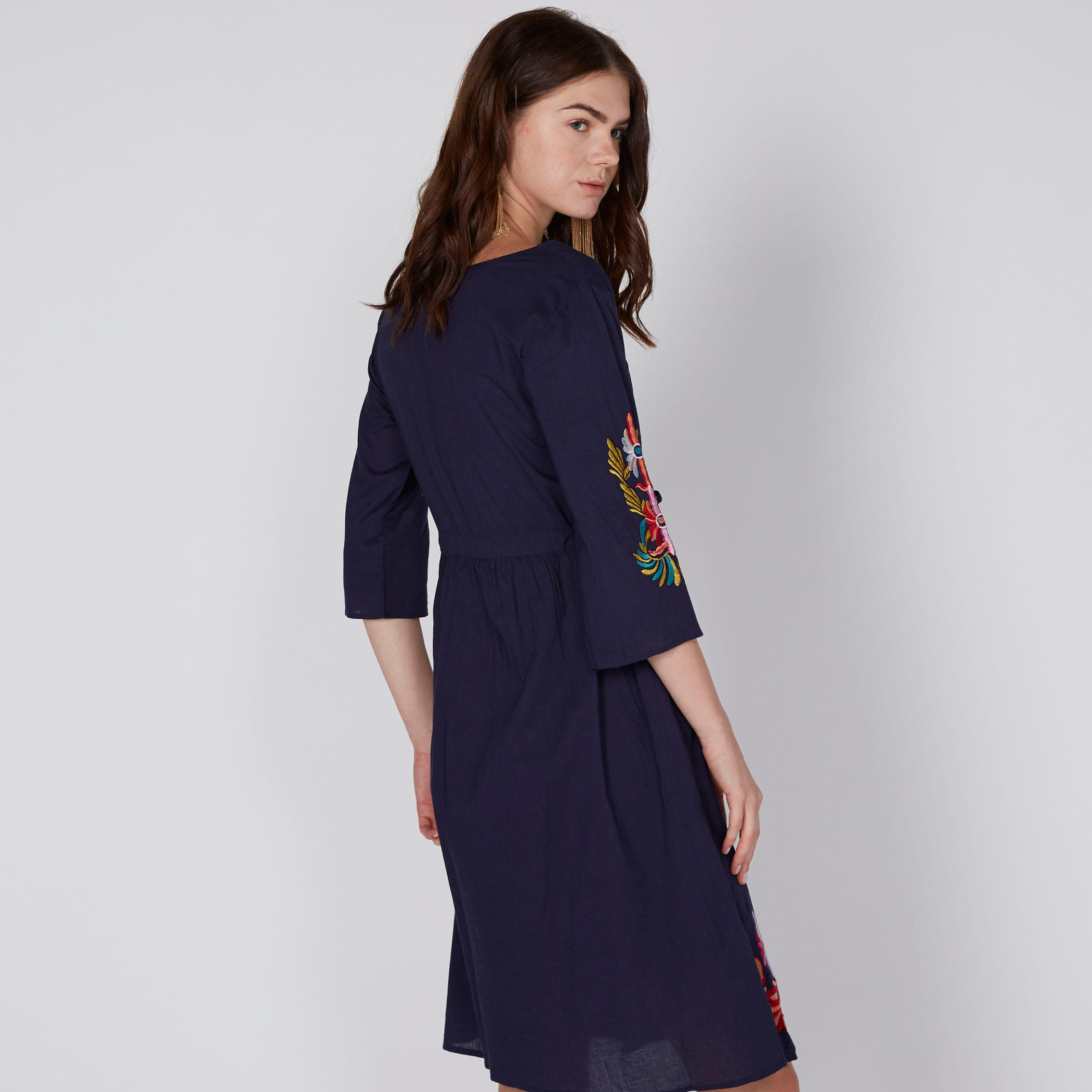 فستان مطرّز متوسط الطول بأكمام 3/4-women-clothing-dresses-image-3