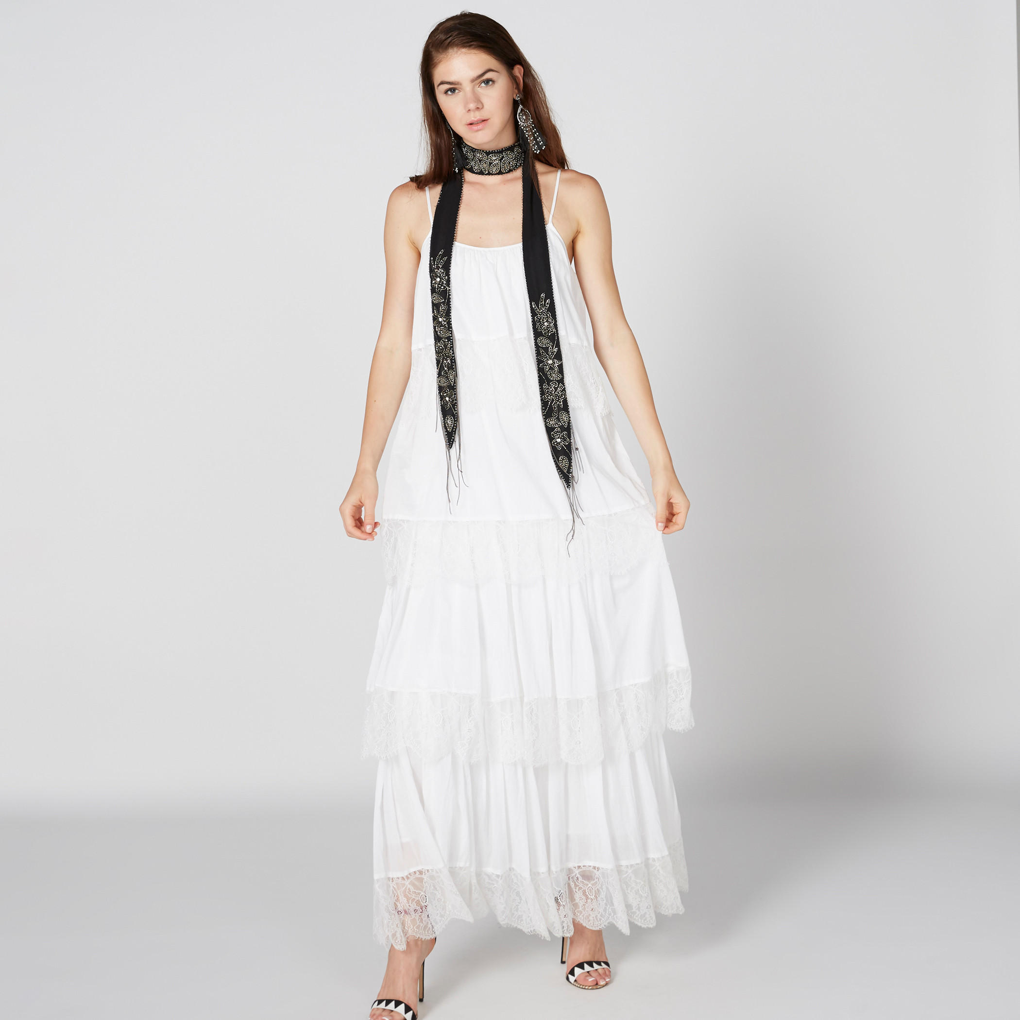 فستان طويل بحمّالات رفيعة وتفاصيل دانتيل-women-clothing-dresses-image-1