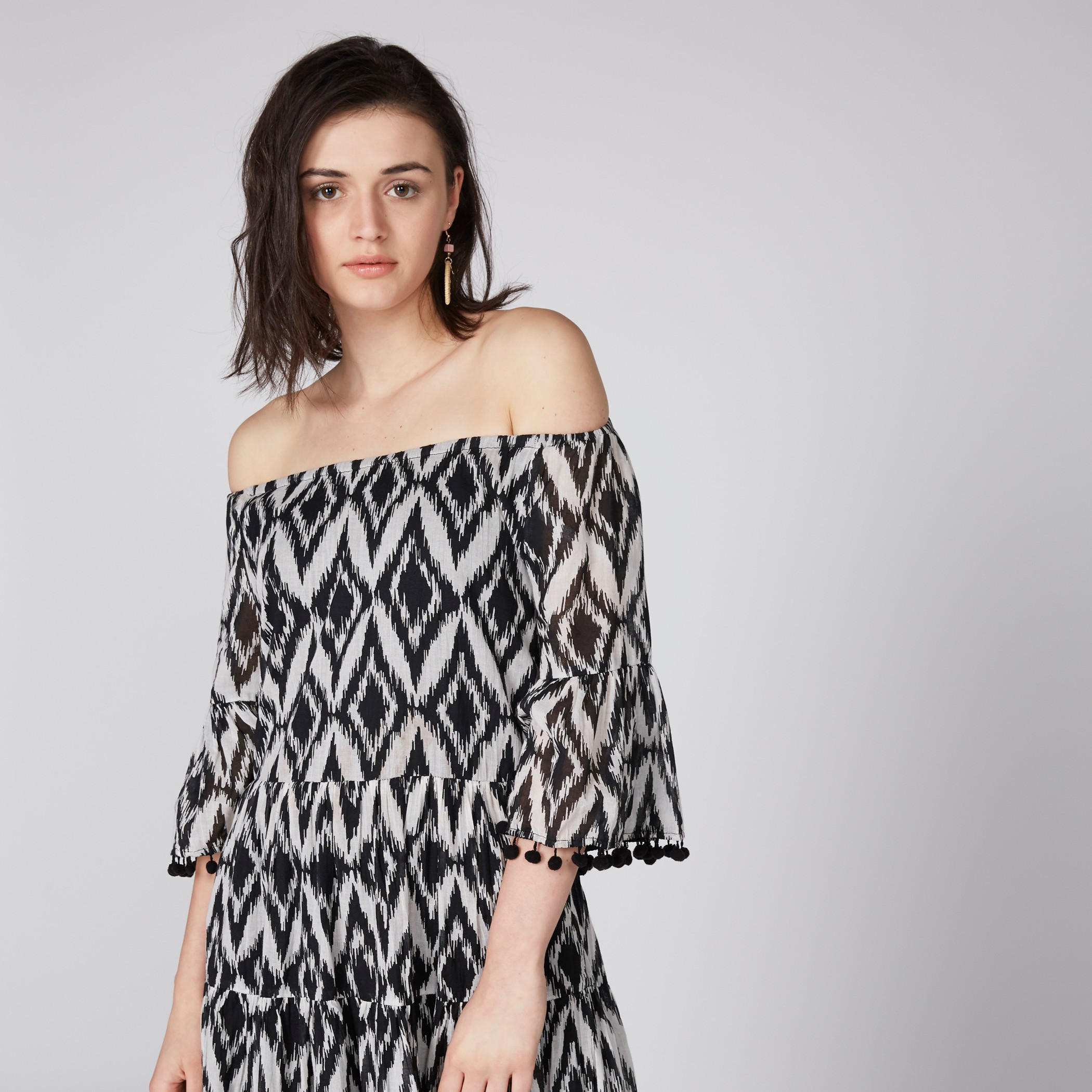 فستان متوسط الطول ومكشوف الأكتاف مزيّن بكرات بوم بوم وطبعات-women-clothing-dresses-image-1