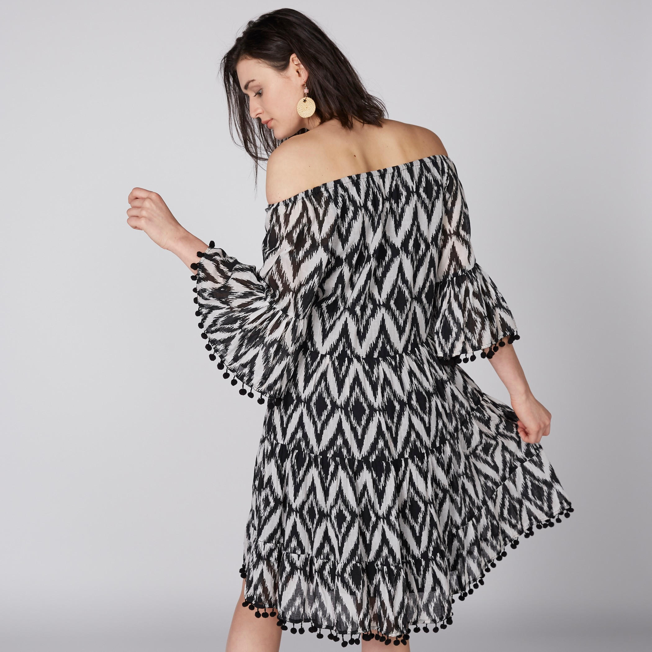 فستان متوسط الطول ومكشوف الأكتاف مزيّن بكرات بوم بوم وطبعات-women-clothing-dresses-image-2