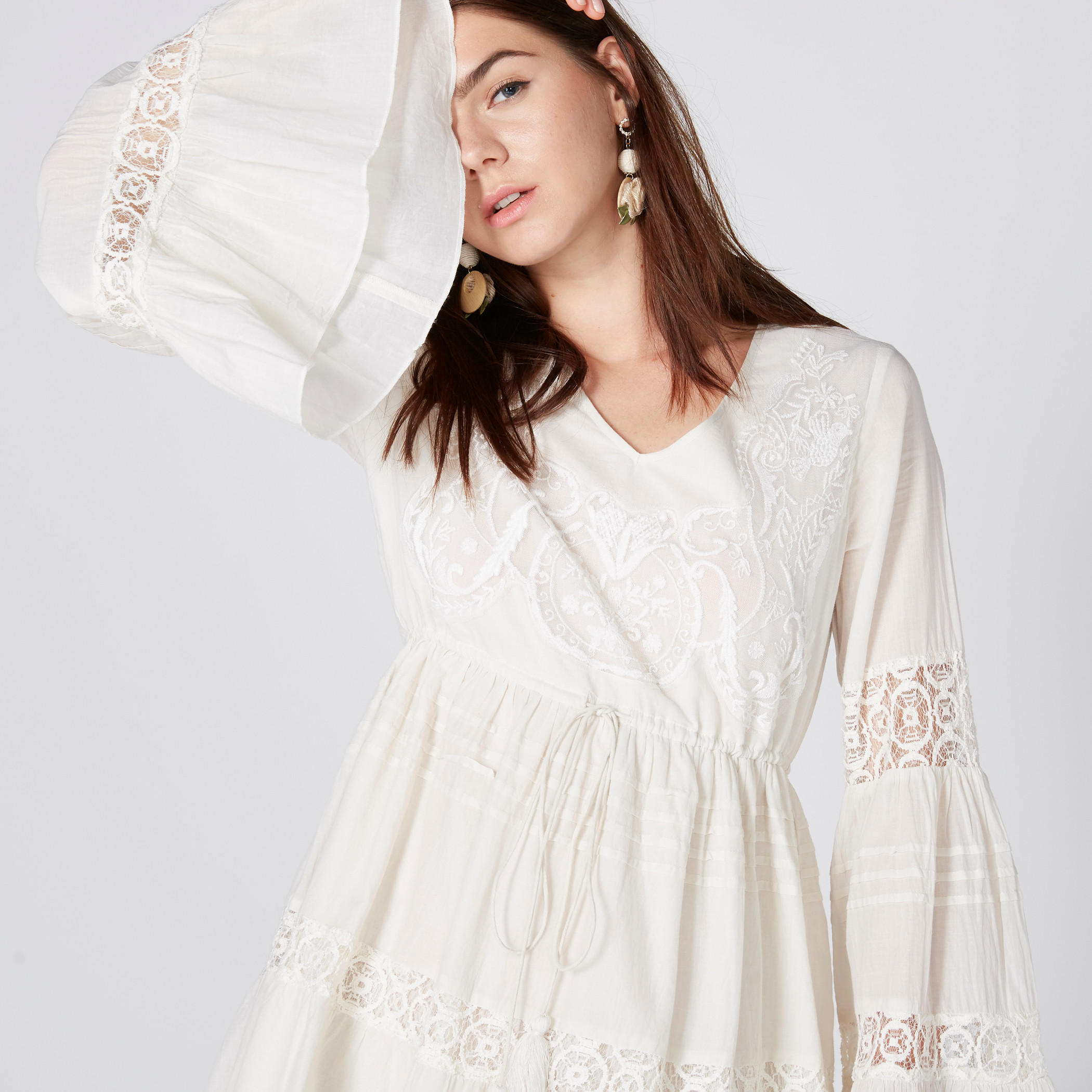 فستان متوسط الطول بياقة V وأكمام عريضة وتفاصيل دانتيل-women-clothing-dresses-image-1