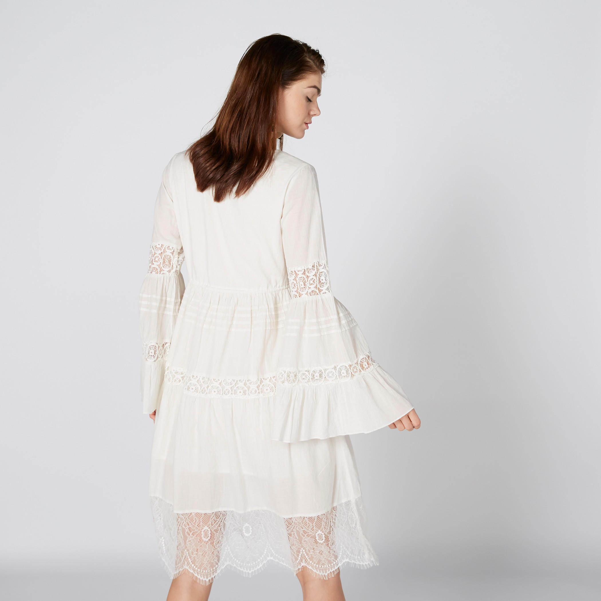 فستان متوسط الطول بياقة V وأكمام عريضة وتفاصيل دانتيل-women-clothing-dresses-image-3