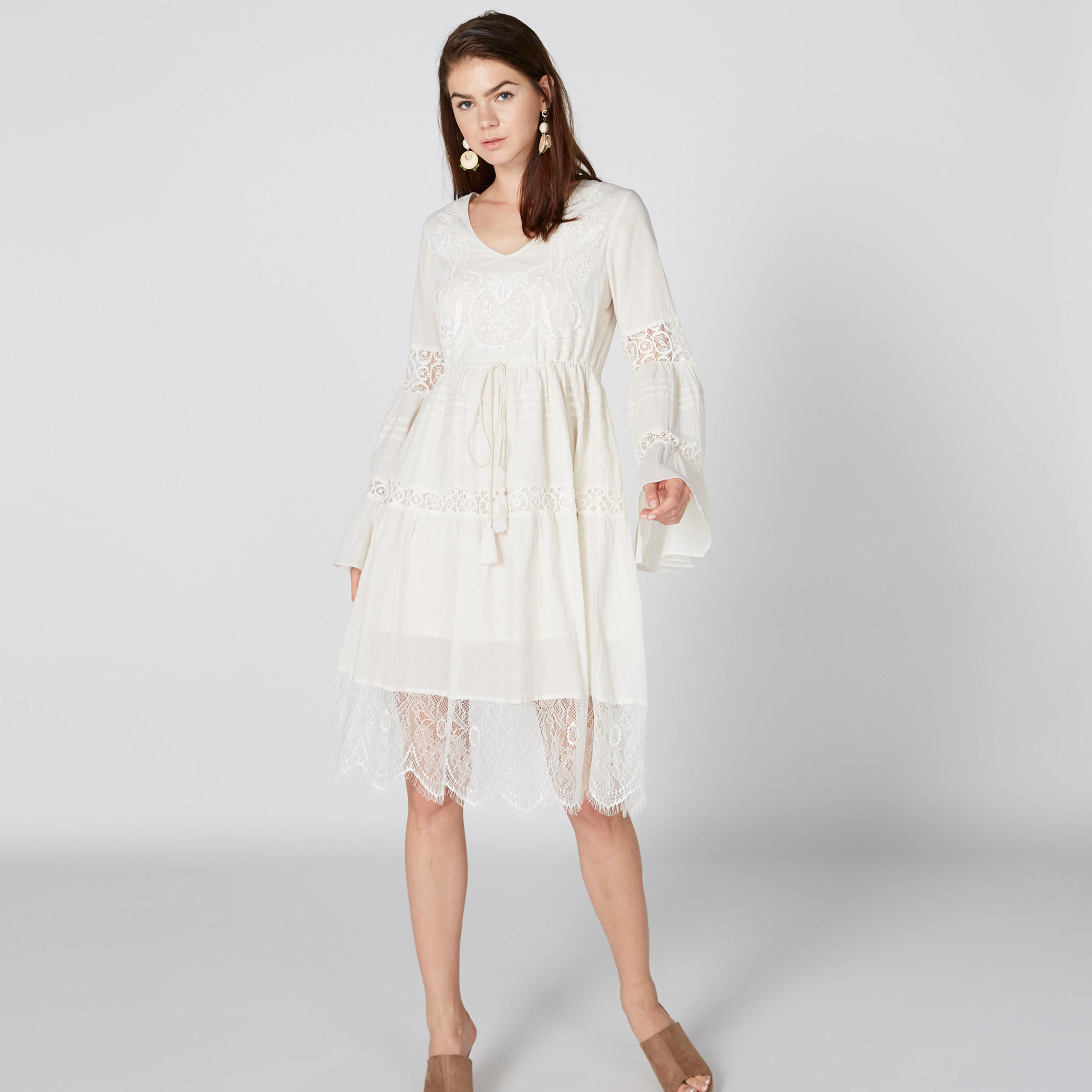 فستان متوسط الطول بياقة V وأكمام عريضة وتفاصيل دانتيل-women-clothing-dresses-image-4