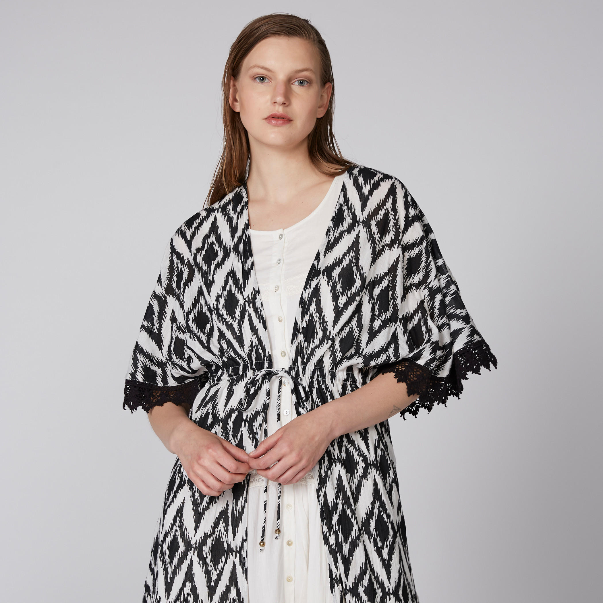 سترة طويلة بتفاصيل دانتيل ورباط إغلاق وطبعات-women-winterwear-cardigansandjumpers-cardigans-image-1