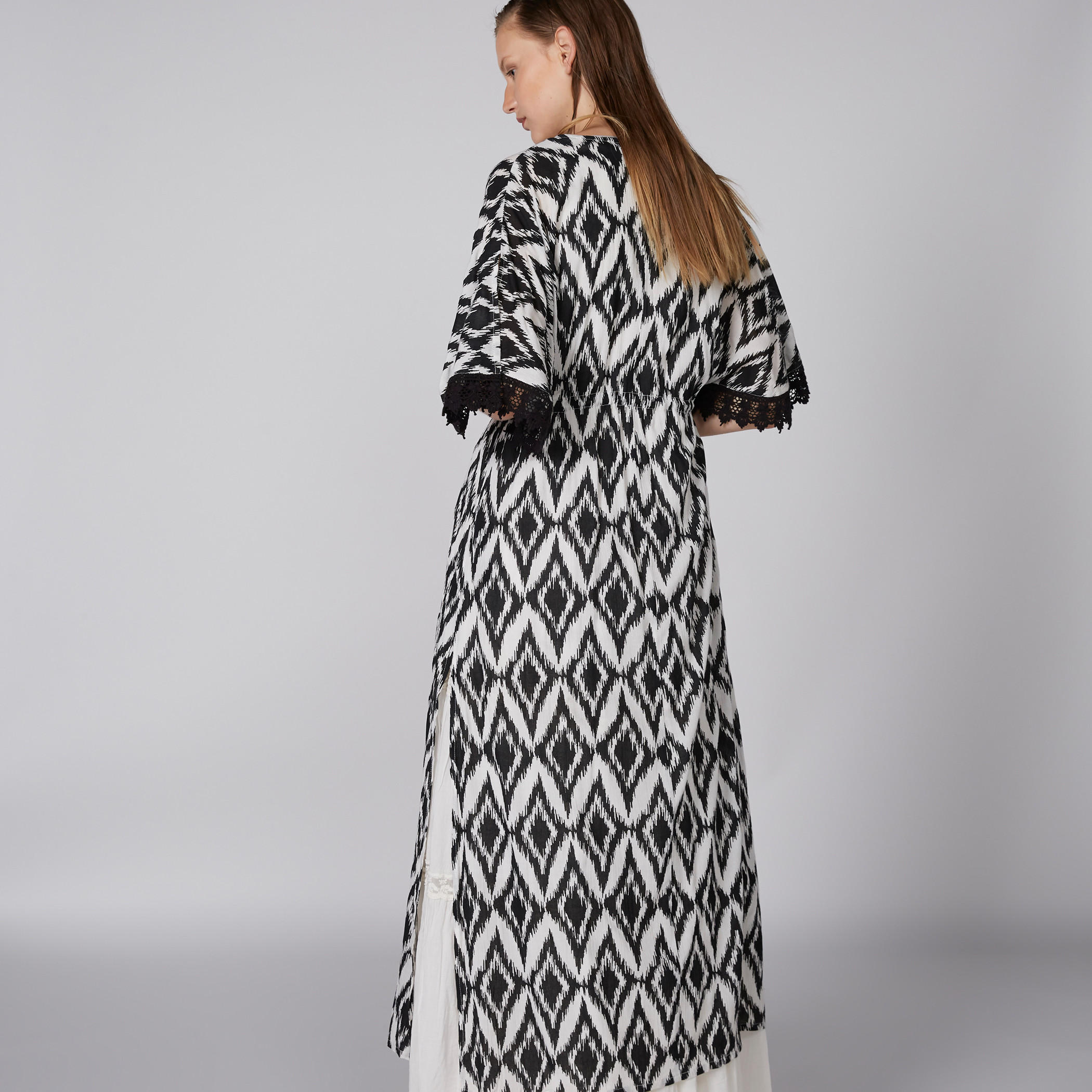 سترة طويلة بتفاصيل دانتيل ورباط إغلاق وطبعات-women-winterwear-cardigansandjumpers-cardigans-image-4