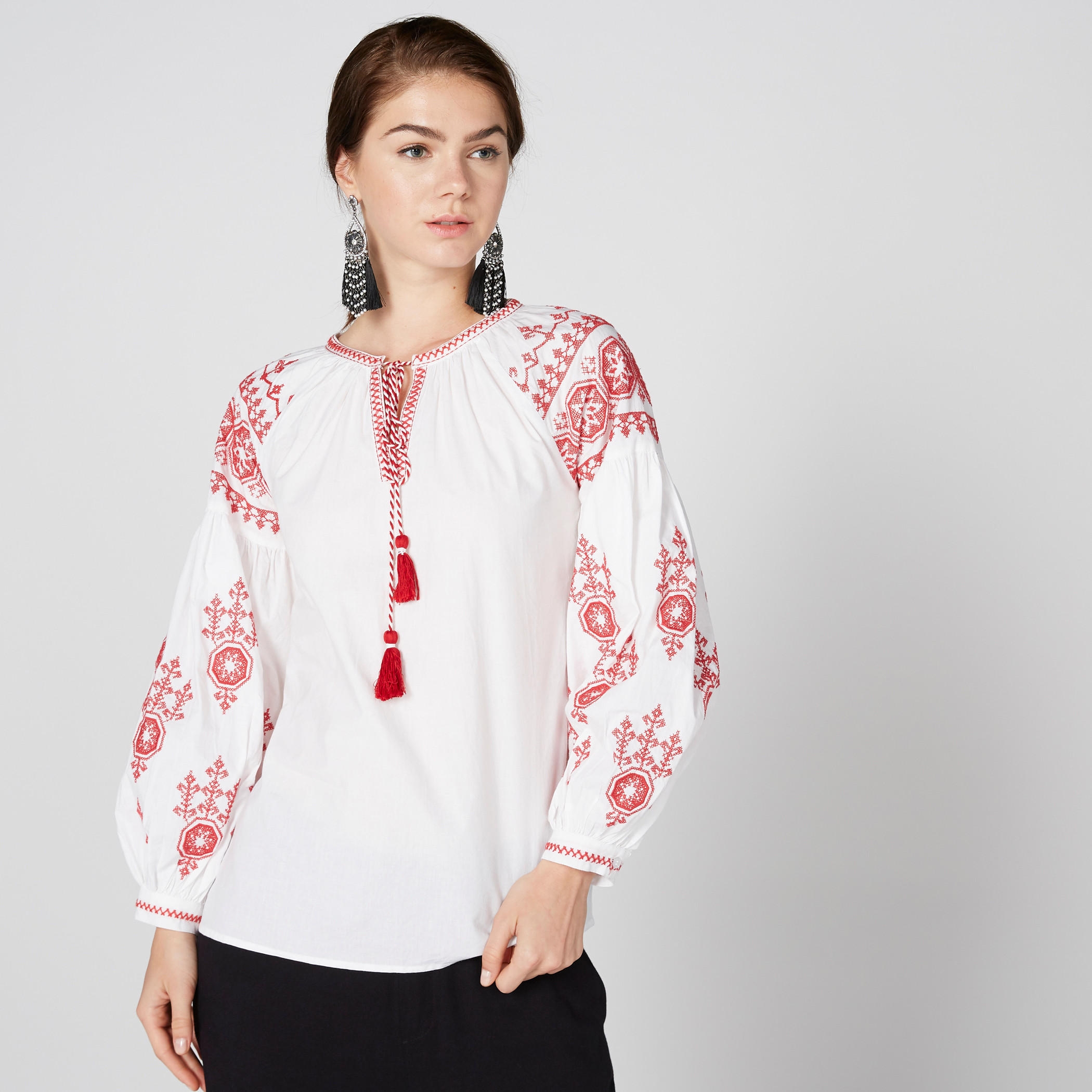 بلوزة مطرّزة بأكمام طويلة ورباط-women-clothing-shirtsandblouses-blouses-image-1