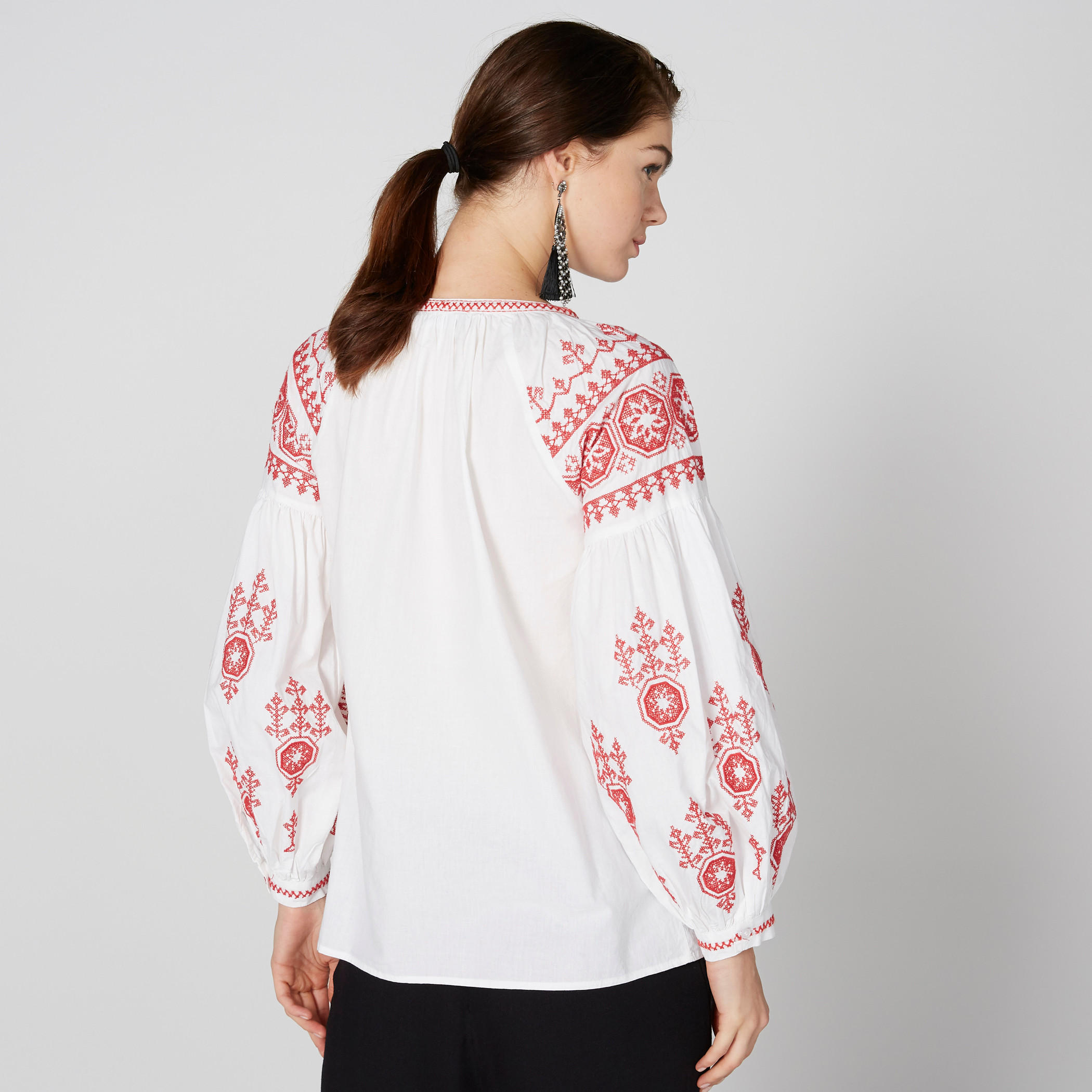بلوزة مطرّزة بأكمام طويلة ورباط-women-clothing-shirtsandblouses-blouses-image-2