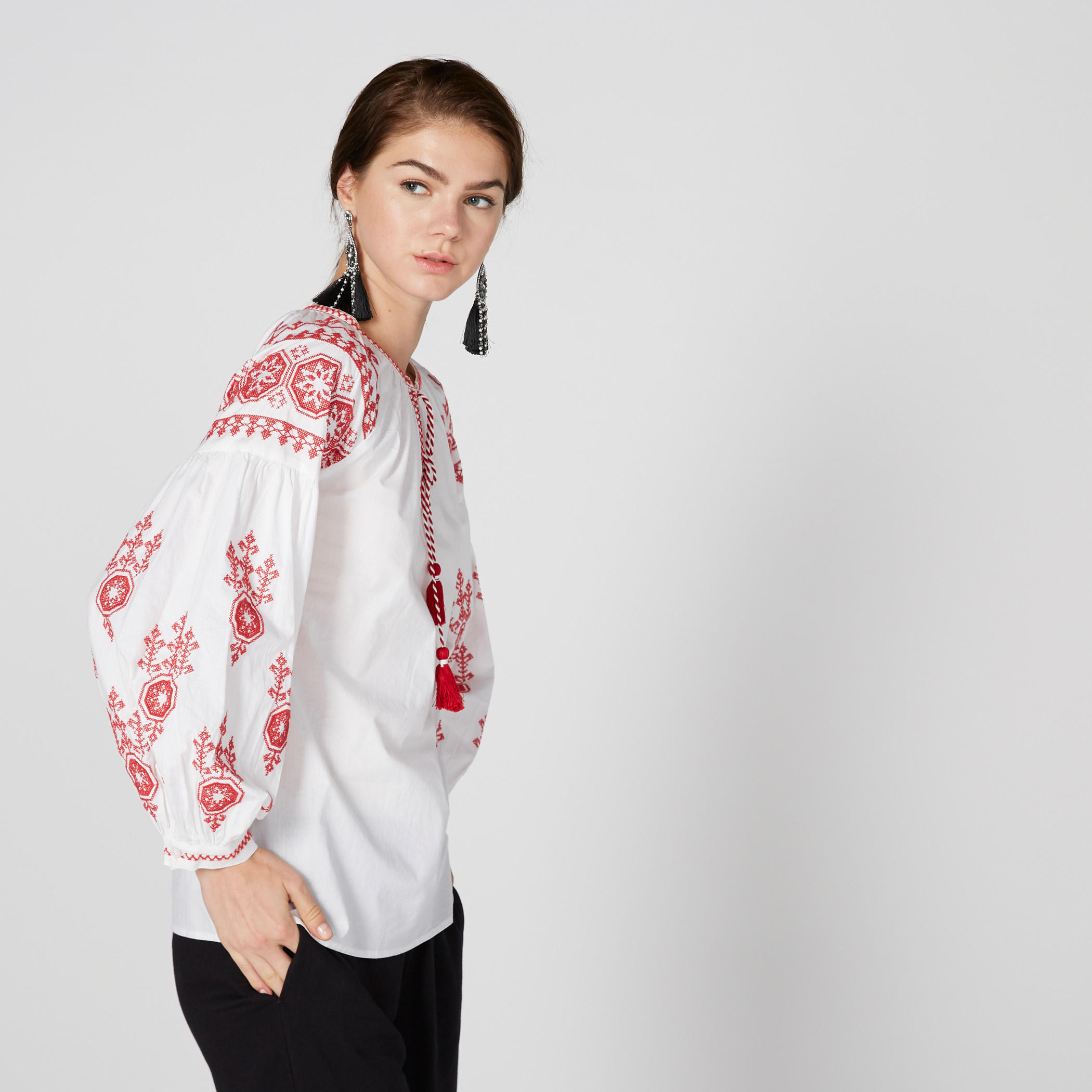 بلوزة مطرّزة بأكمام طويلة ورباط-women-clothing-shirtsandblouses-blouses-image-3