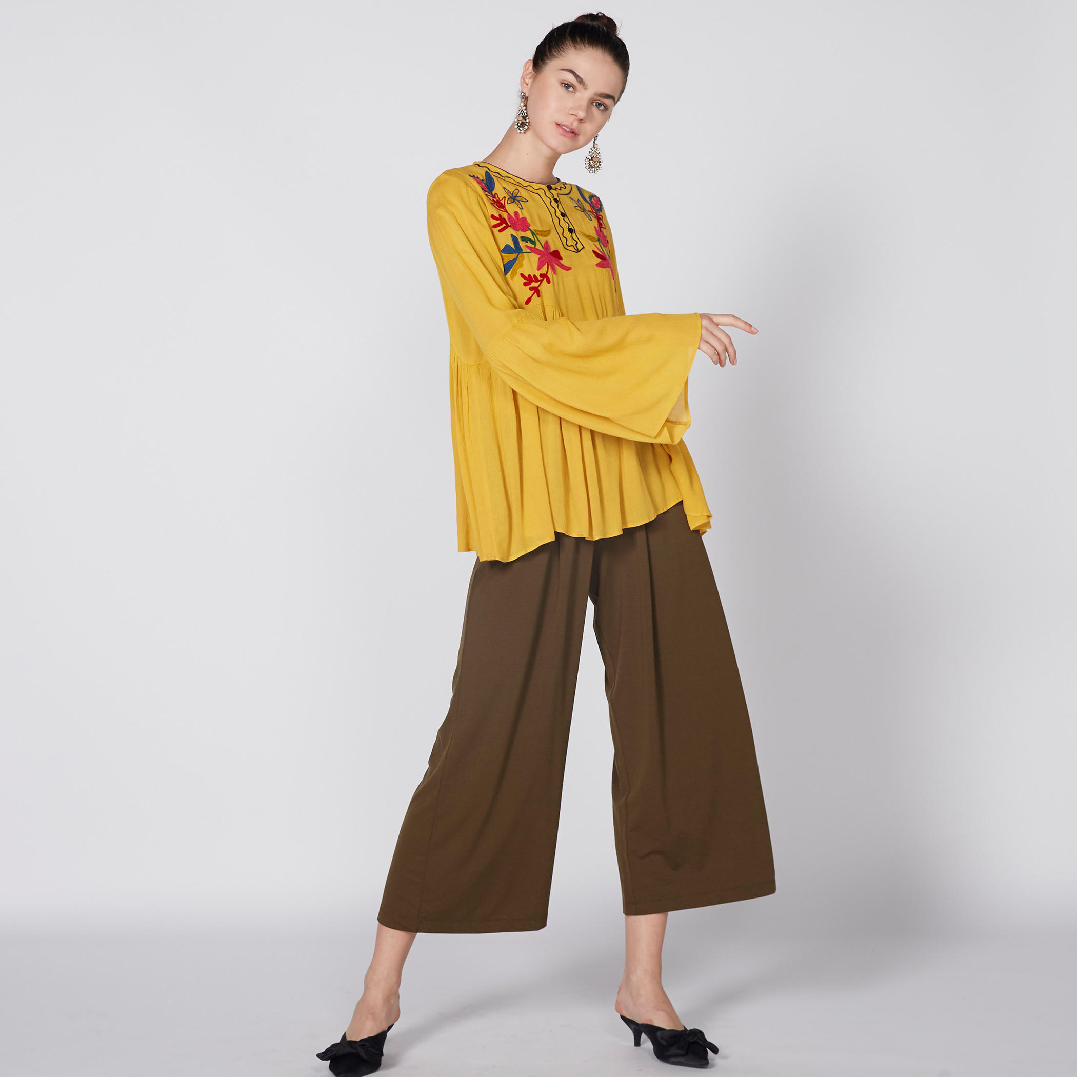 بلوزة مطرزة بأكمام طويلة وأزرار-women-clothing-shirtsandblouses-blouses-image-1