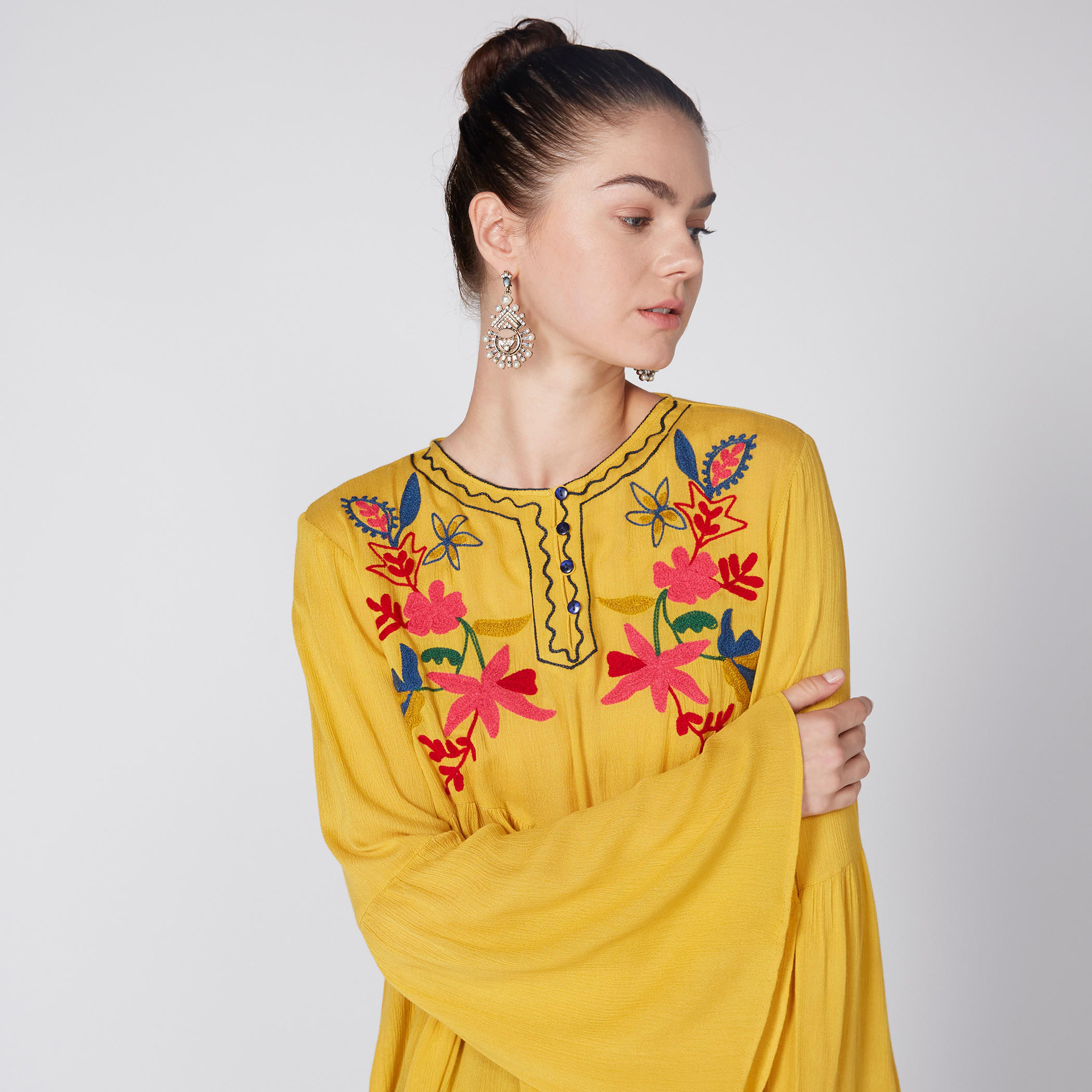 بلوزة مطرزة بأكمام طويلة وأزرار-women-clothing-shirtsandblouses-blouses-image-2