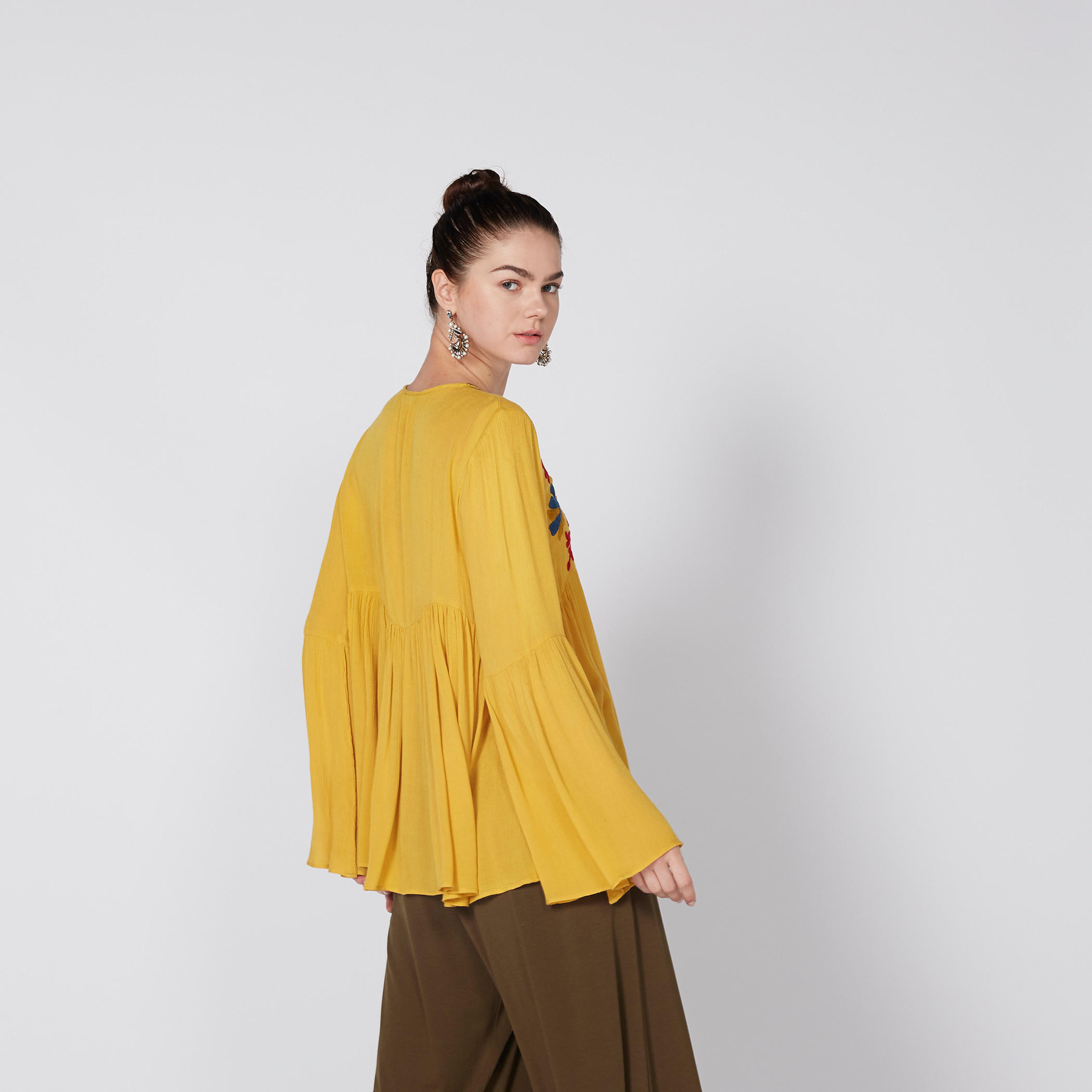 بلوزة مطرزة بأكمام طويلة وأزرار-women-clothing-shirtsandblouses-blouses-image-3