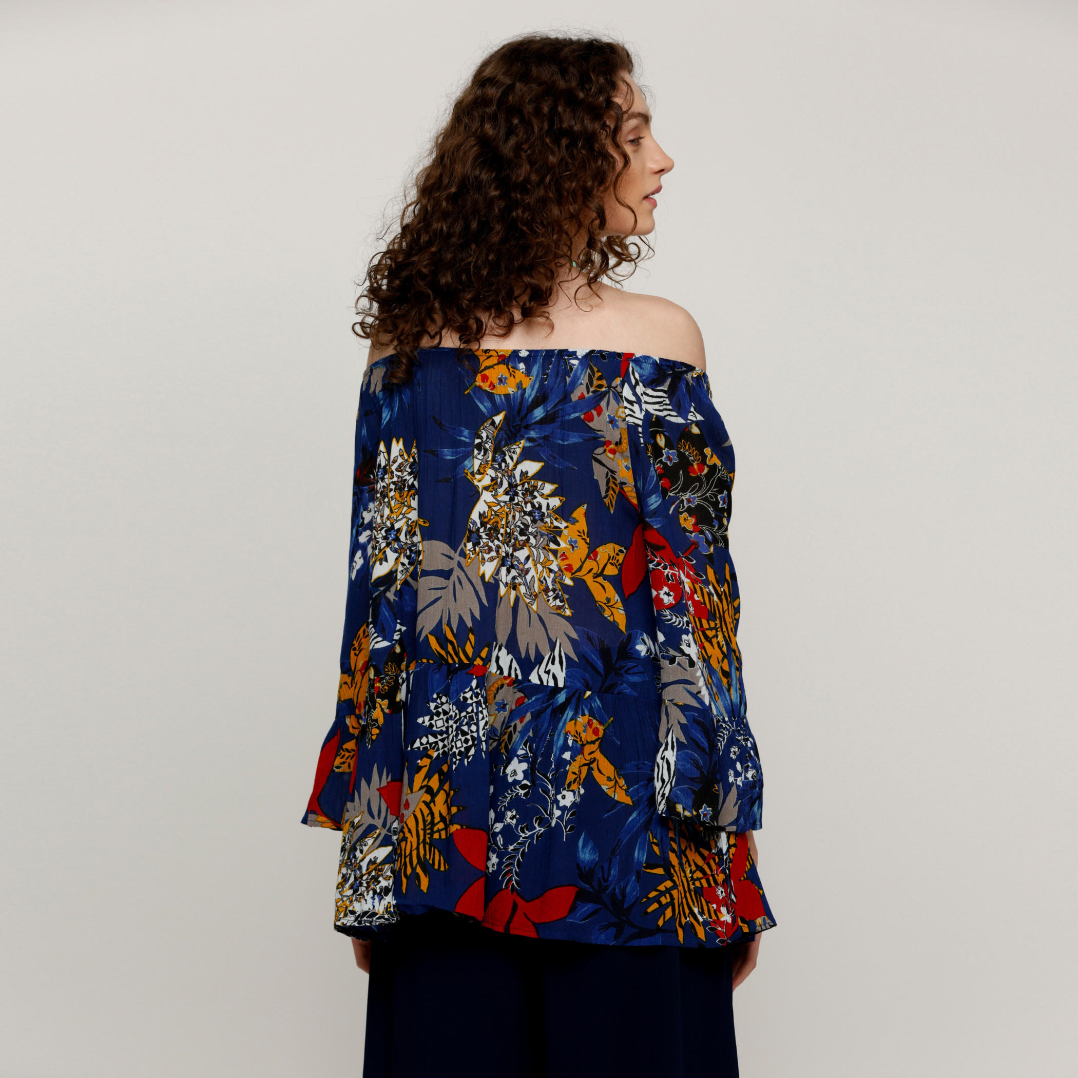 بلوزة مكشوفة الأكتاف مع أكمام طويلة وطبعات-women-clothing-shirtsandblouses-blouses-image-2