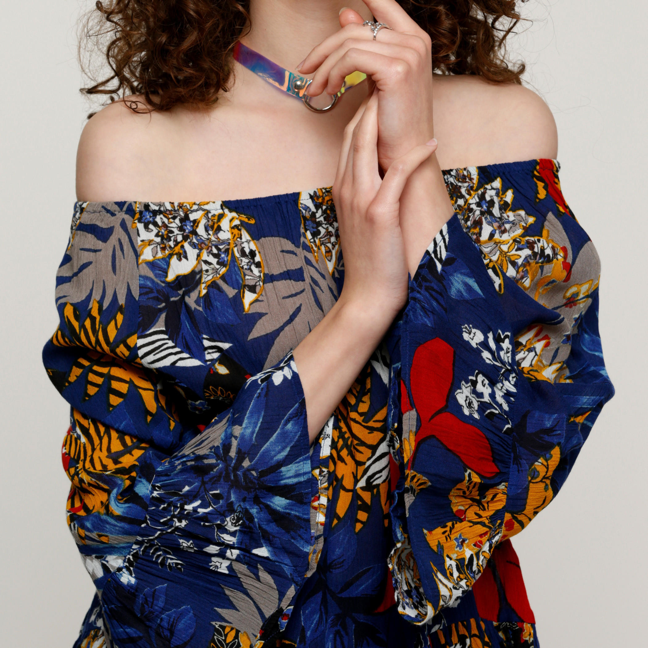 بلوزة مكشوفة الأكتاف مع أكمام طويلة وطبعات-women-clothing-shirtsandblouses-blouses-image-4