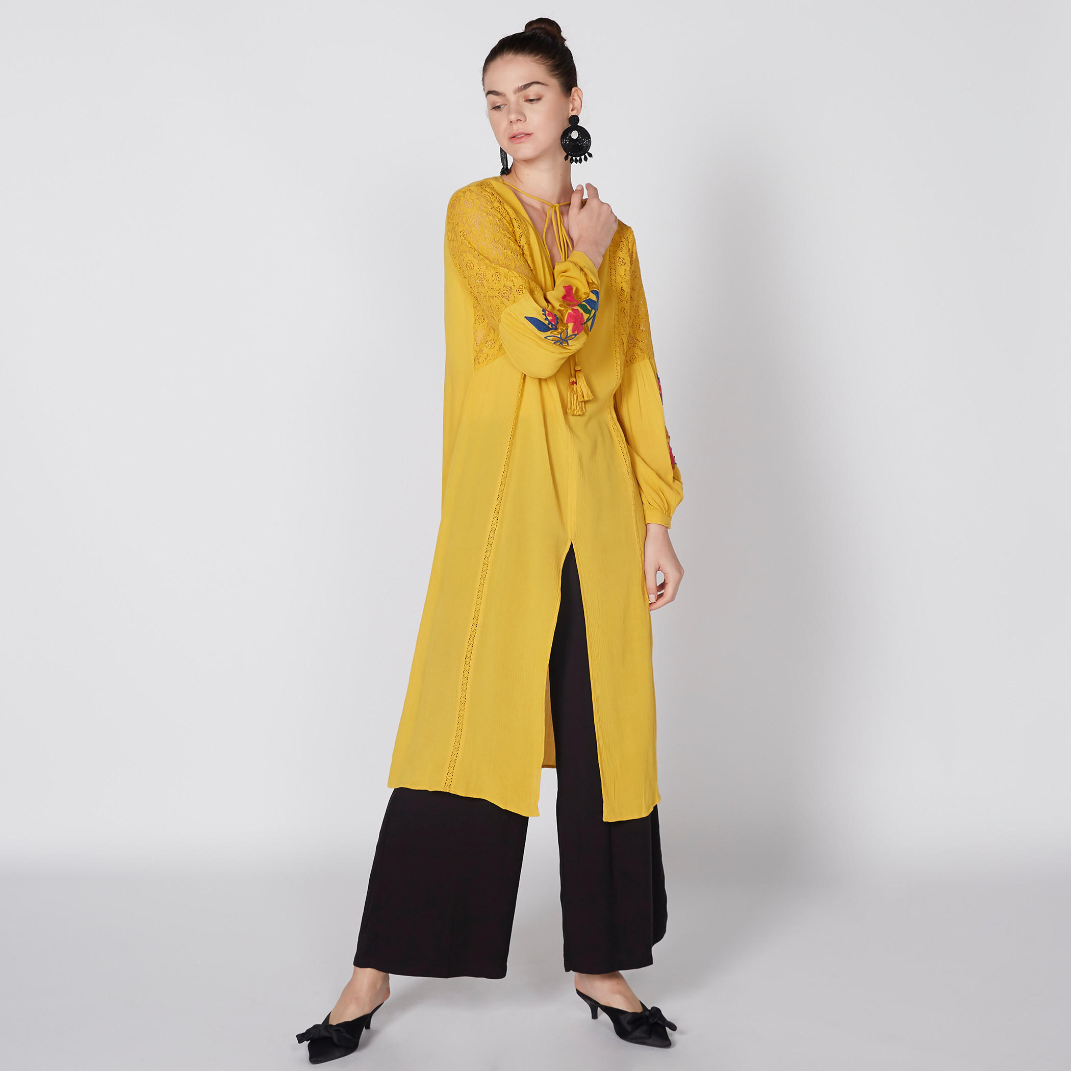 تونيك مطرّز بأكمام طويلة وتفاصيل دانتيل-women-clothing-shirtsandblouses-blouses-image-1