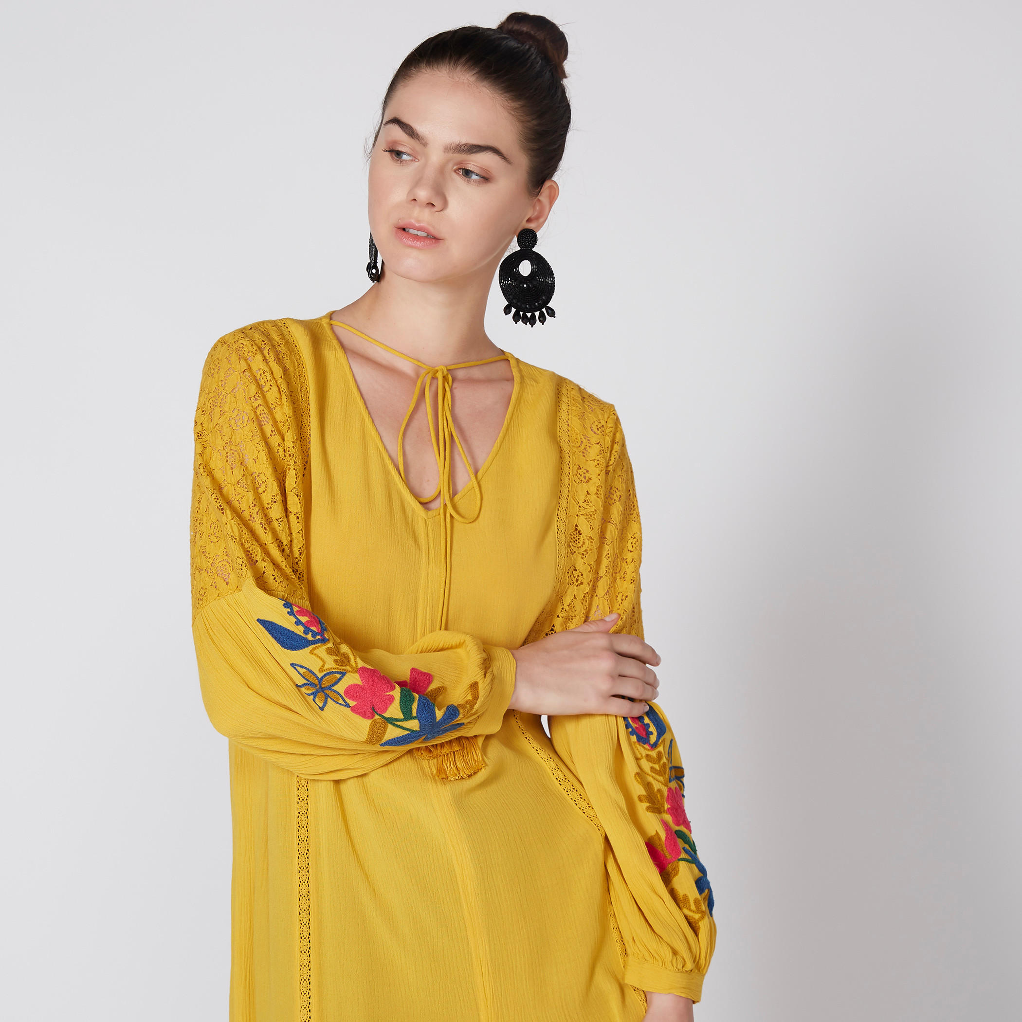 تونيك مطرّز بأكمام طويلة وتفاصيل دانتيل-women-clothing-shirtsandblouses-blouses-image-2