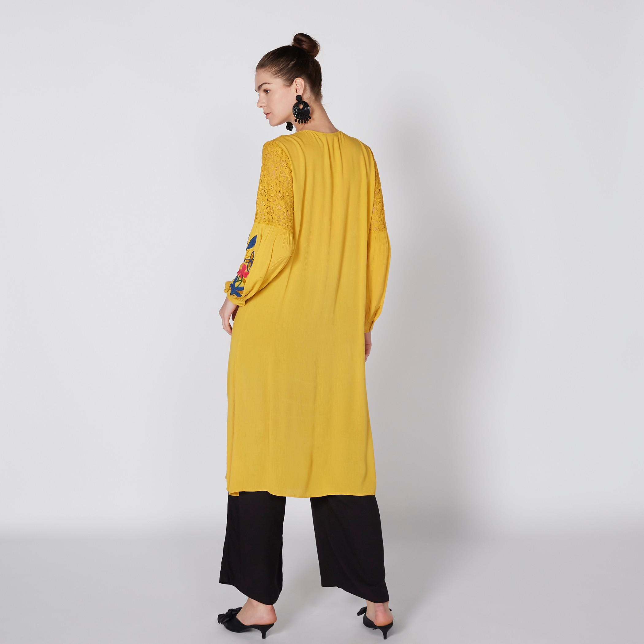 تونيك مطرّز بأكمام طويلة وتفاصيل دانتيل-women-clothing-shirtsandblouses-blouses-image-3