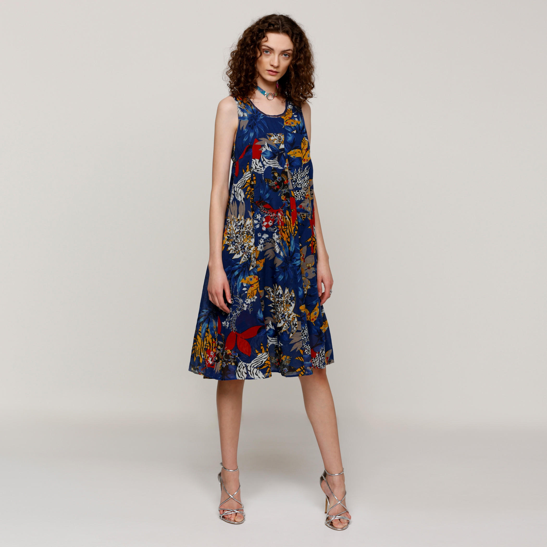 فستان دون أكمام بياقة عميقة وطبعات-women-clothing-dresses-image-1