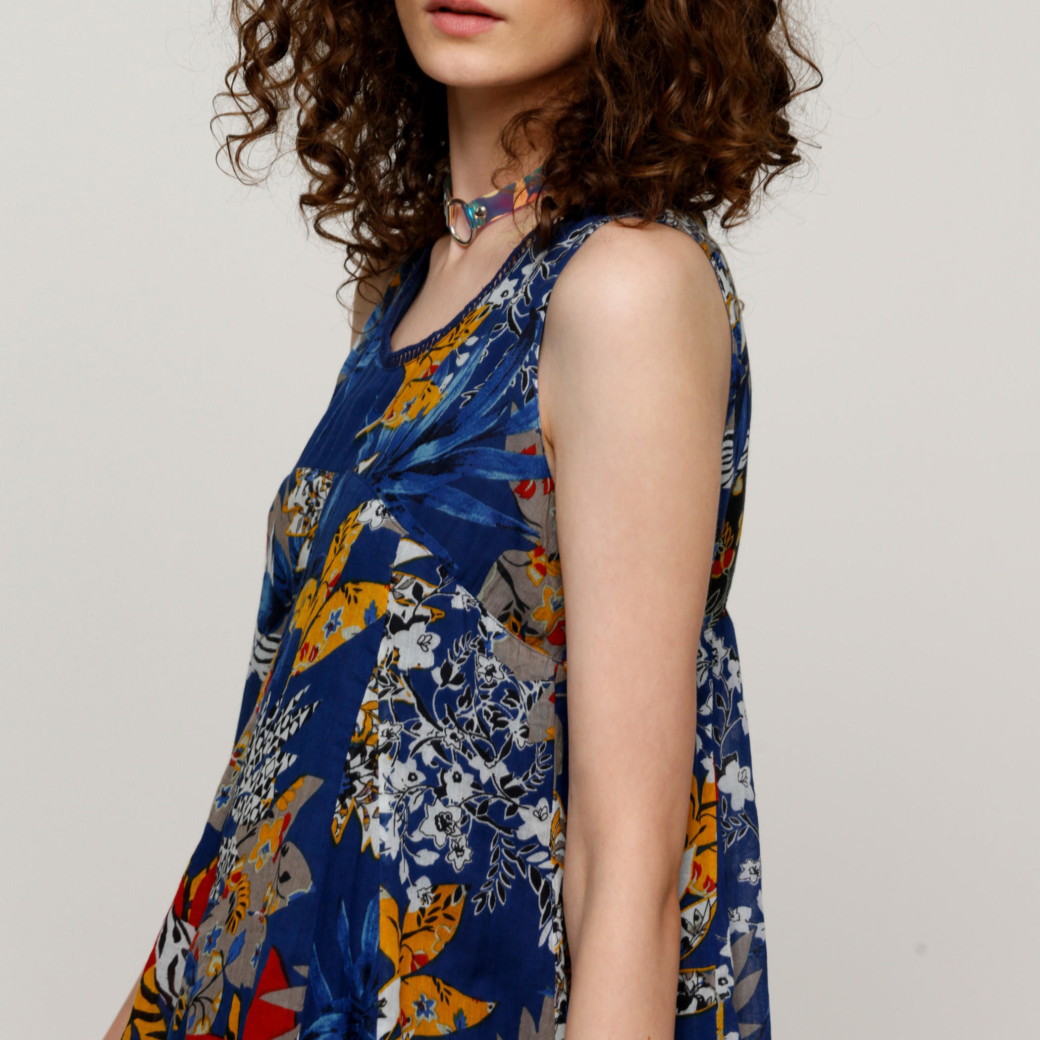 فستان دون أكمام بياقة عميقة وطبعات-women-clothing-dresses-image-4