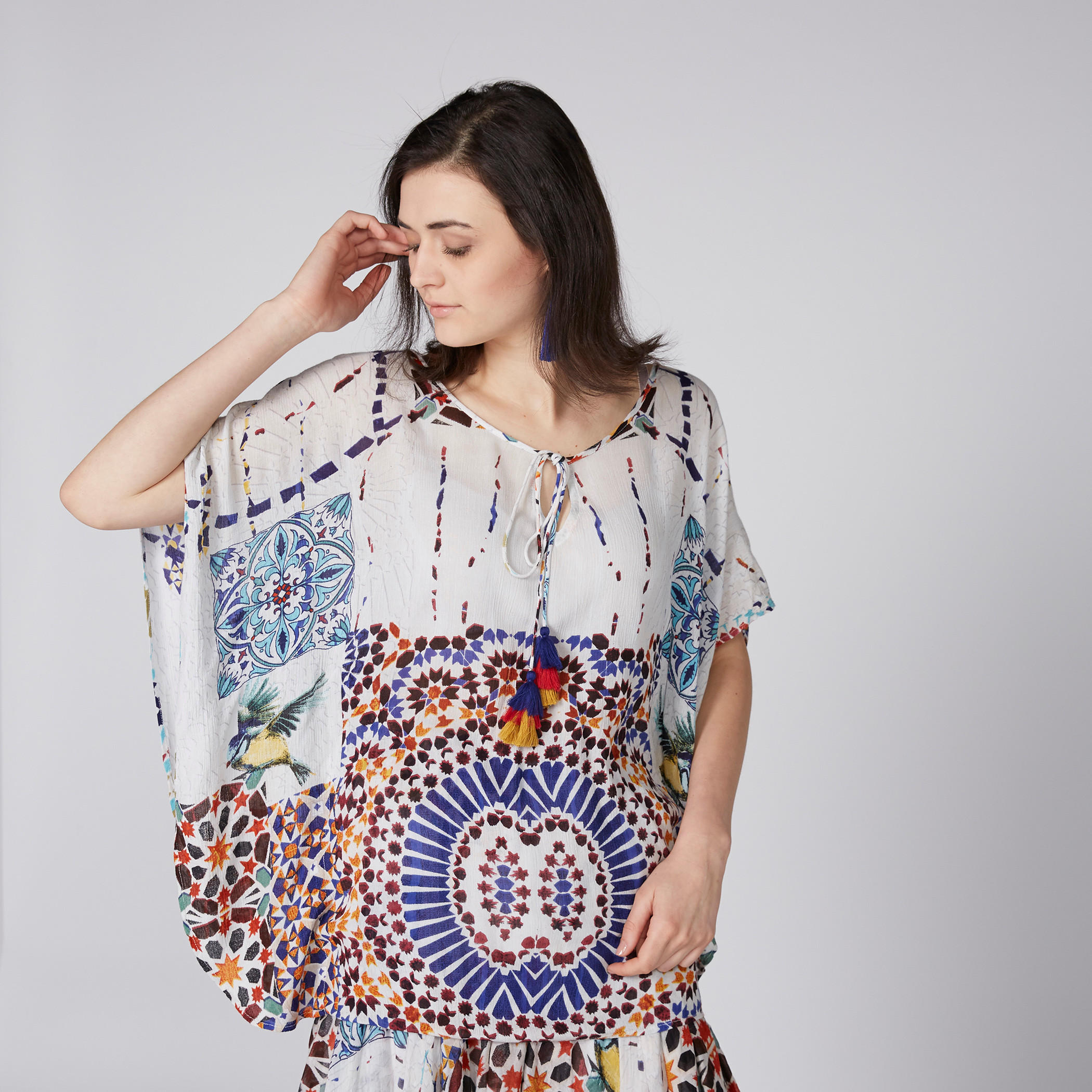 بلوزة برباط وشرّابات وطبعات-women-clothing-shirtsandblouses-blouses-image-1
