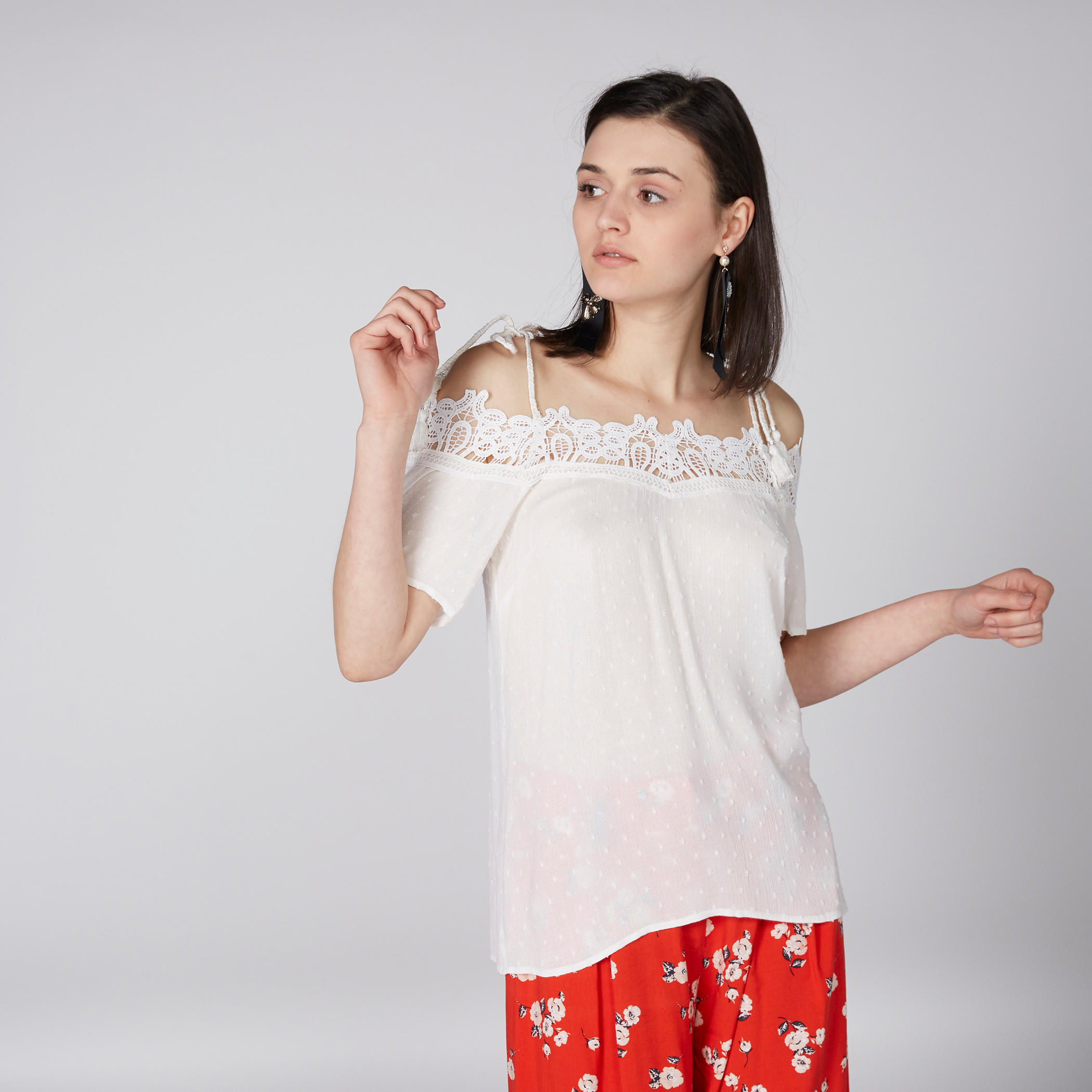 بلوزة مكشوفة الأكتاف برباط وتفاصيل دانتيل وشرّابات-women-clothing-shirtsandblouses-blouses-image-1