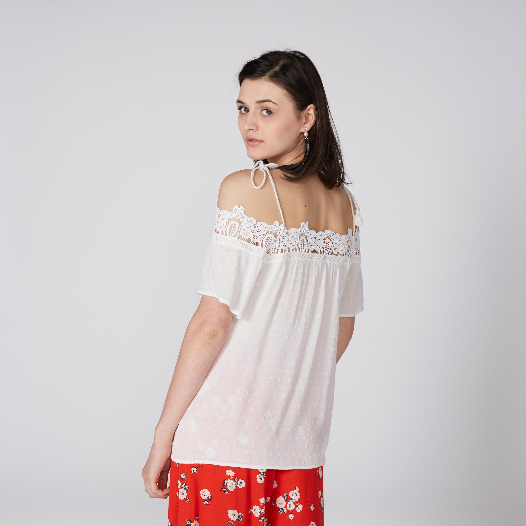 بلوزة مكشوفة الأكتاف برباط وتفاصيل دانتيل وشرّابات-women-clothing-shirtsandblouses-blouses-image-3