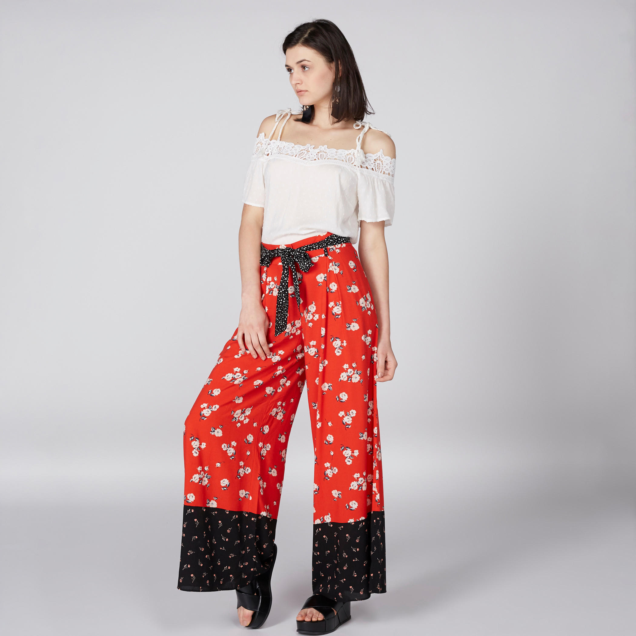 بلوزة مكشوفة الأكتاف برباط وتفاصيل دانتيل وشرّابات-women-clothing-shirtsandblouses-blouses-image-4