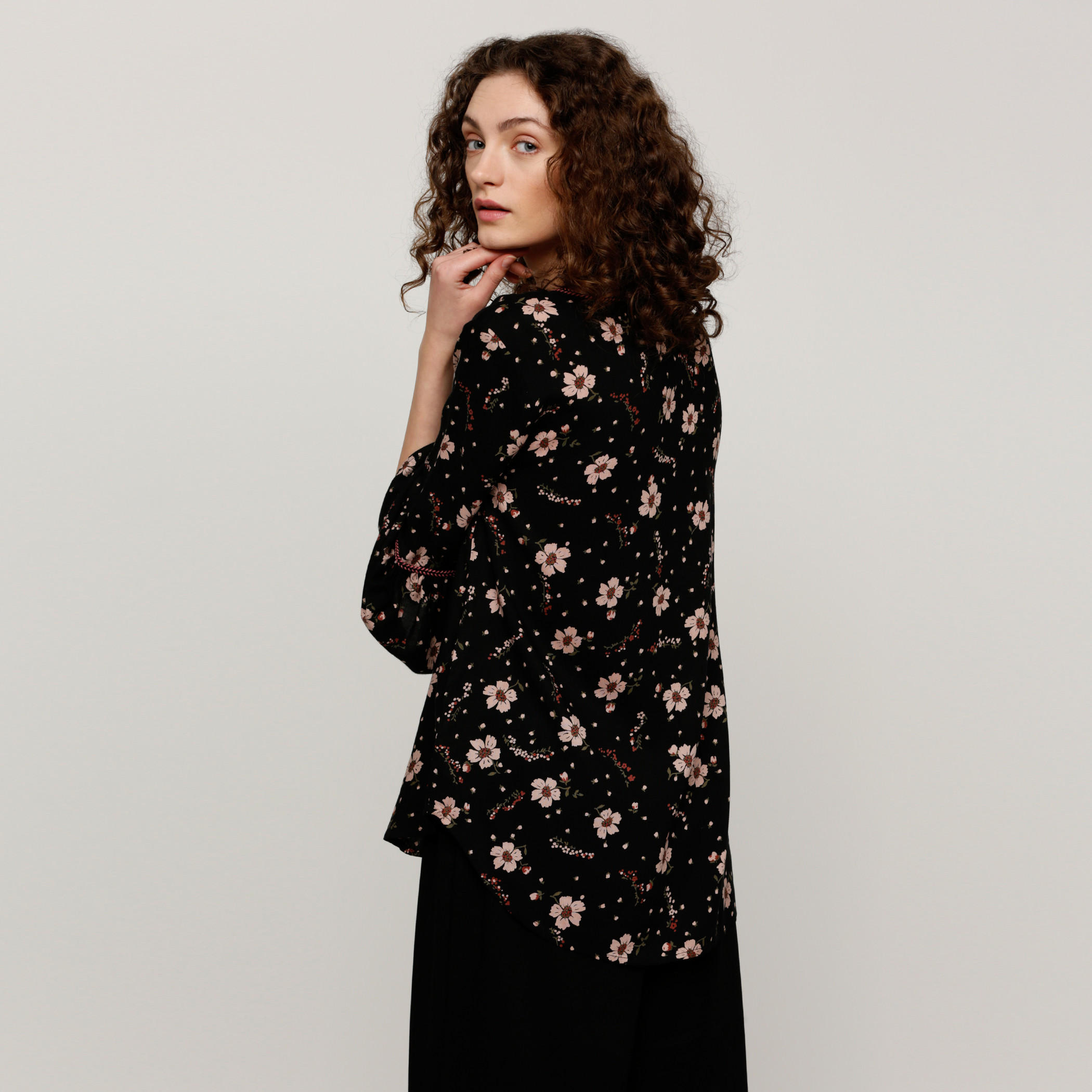 بلوزة بأكمام 3/4 وتفاصيل رباط وطبعات-women-clothing-shirtsandblouses-blouses-image-2
