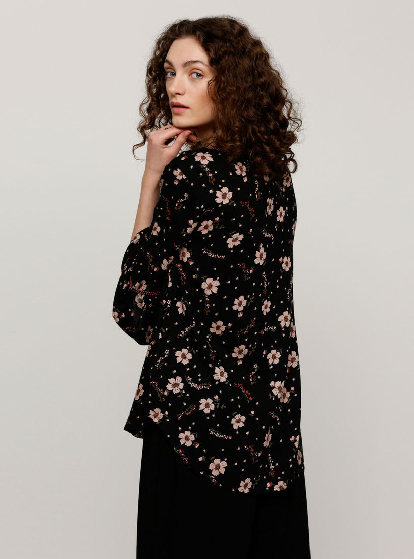 بلوزة بأكمام 3/4 وتفاصيل رباط وطبعات-women-clothing-shirtsandblouses-blouses-image-2