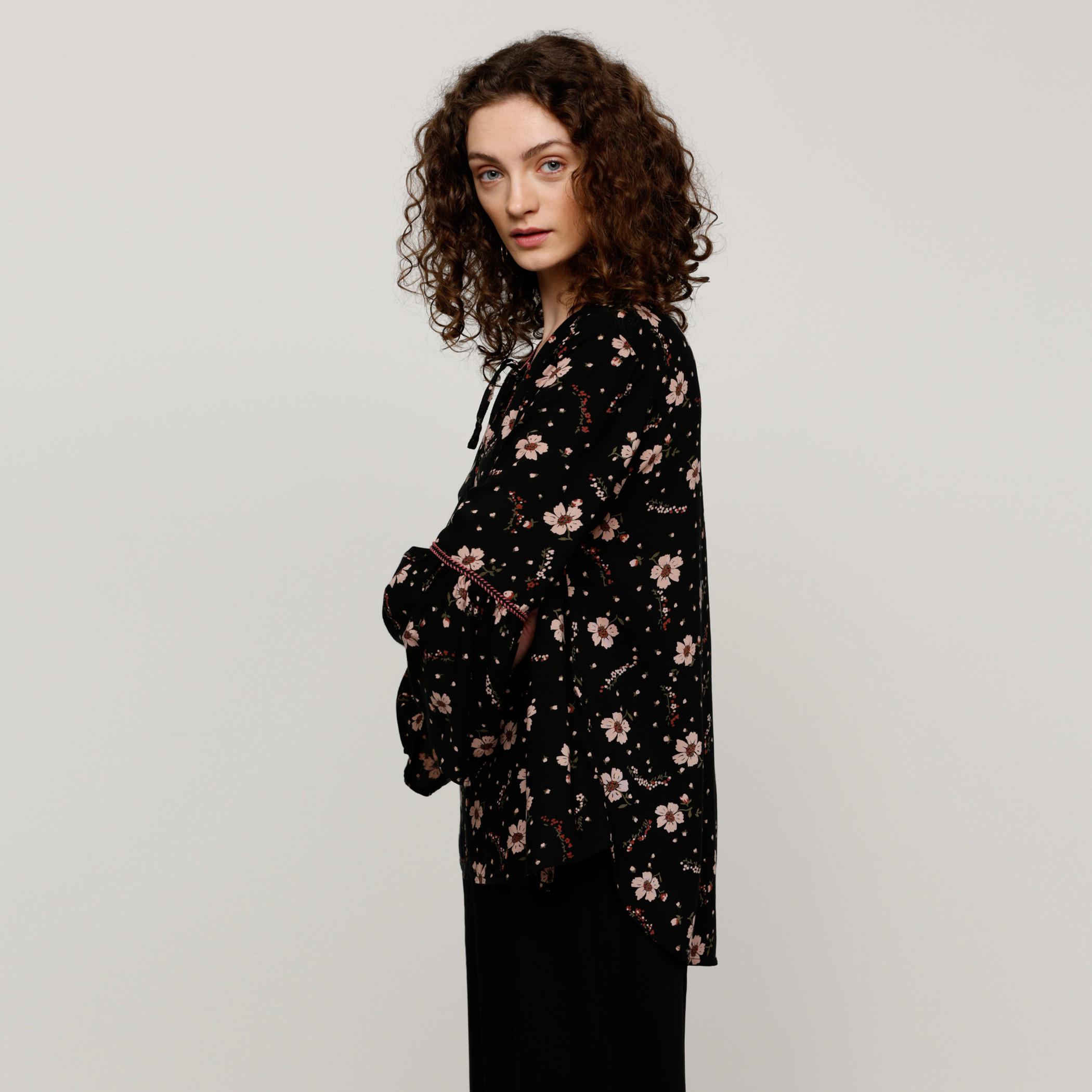 بلوزة بأكمام 3/4 وتفاصيل رباط وطبعات-women-clothing-shirtsandblouses-blouses-image-3