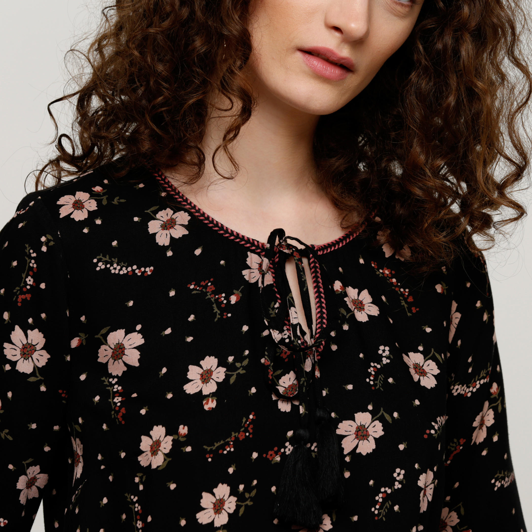 بلوزة بأكمام 3/4 وتفاصيل رباط وطبعات-women-clothing-shirtsandblouses-blouses-image-4