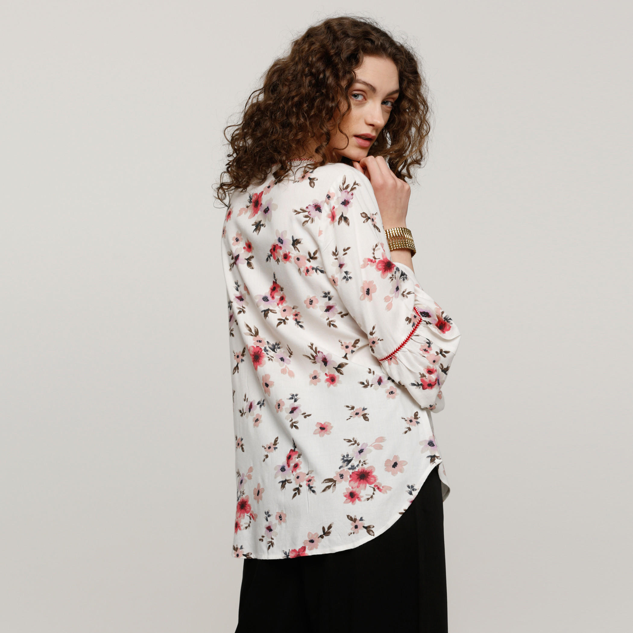 بلوزة بأكمام 3/4 وتفاصيل رباط وطبعات-women-clothing-shirtsandblouses-blouses-image-2