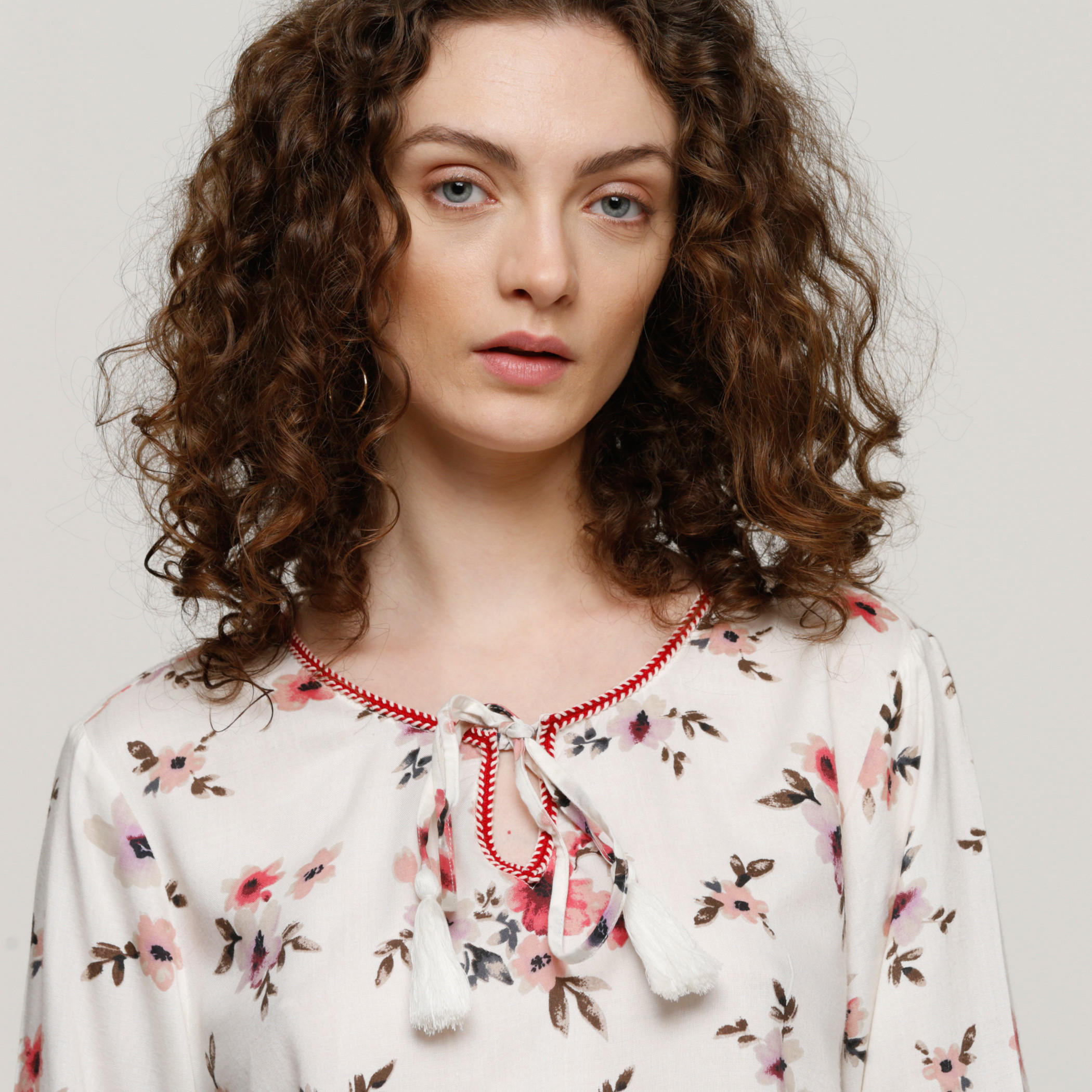 بلوزة بأكمام 3/4 وتفاصيل رباط وطبعات-women-clothing-shirtsandblouses-blouses-image-3