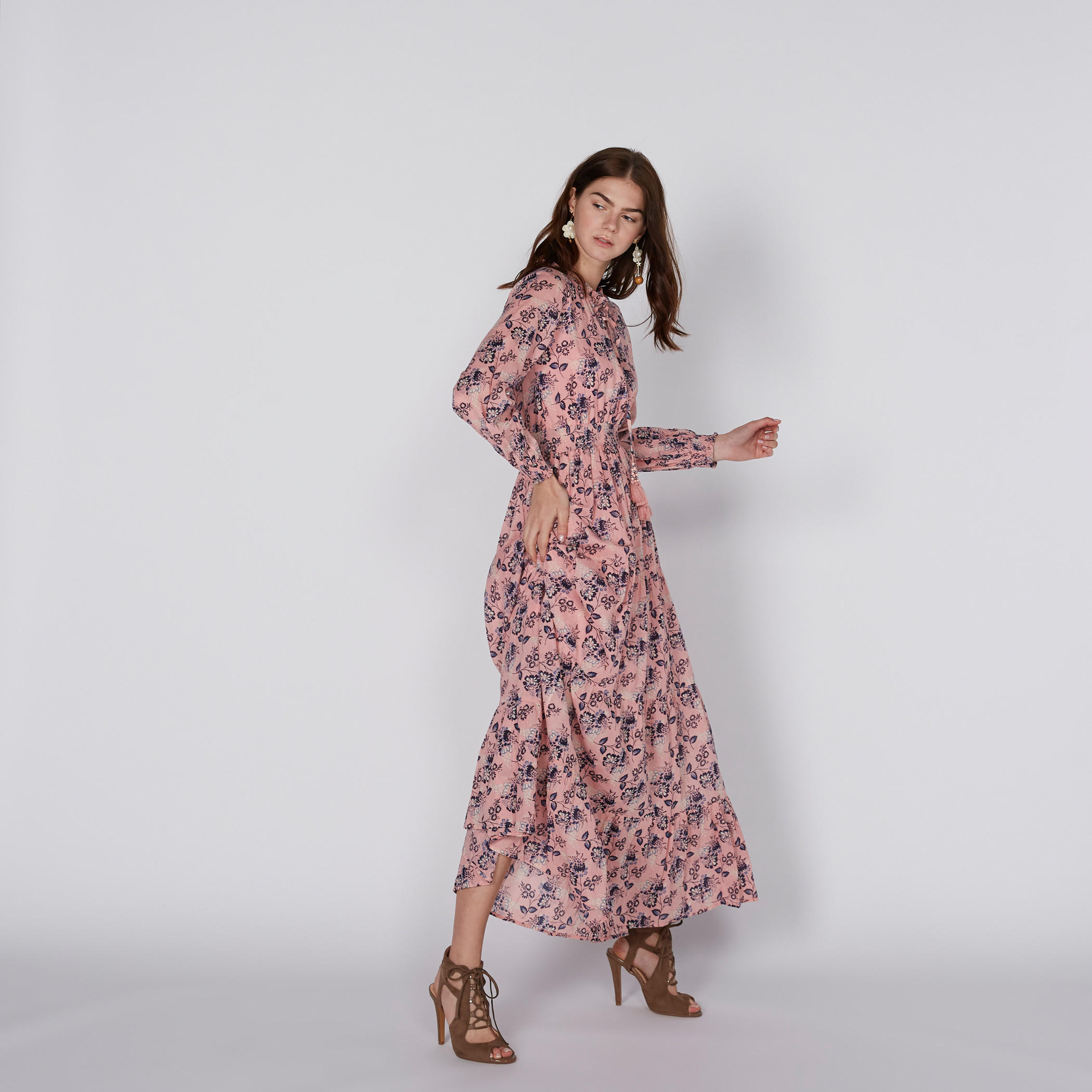 فستان طويل بأكمام طويلة ورباط إغلاق وطبعات-women-clothing-dresses-image-1