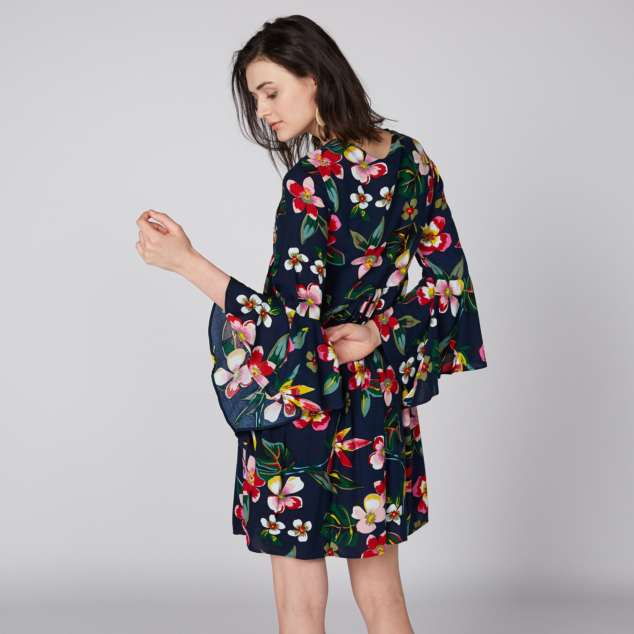 فستان قصير بأكمام واسعة ورباط وطبعات-women-clothing-dresses-image-3