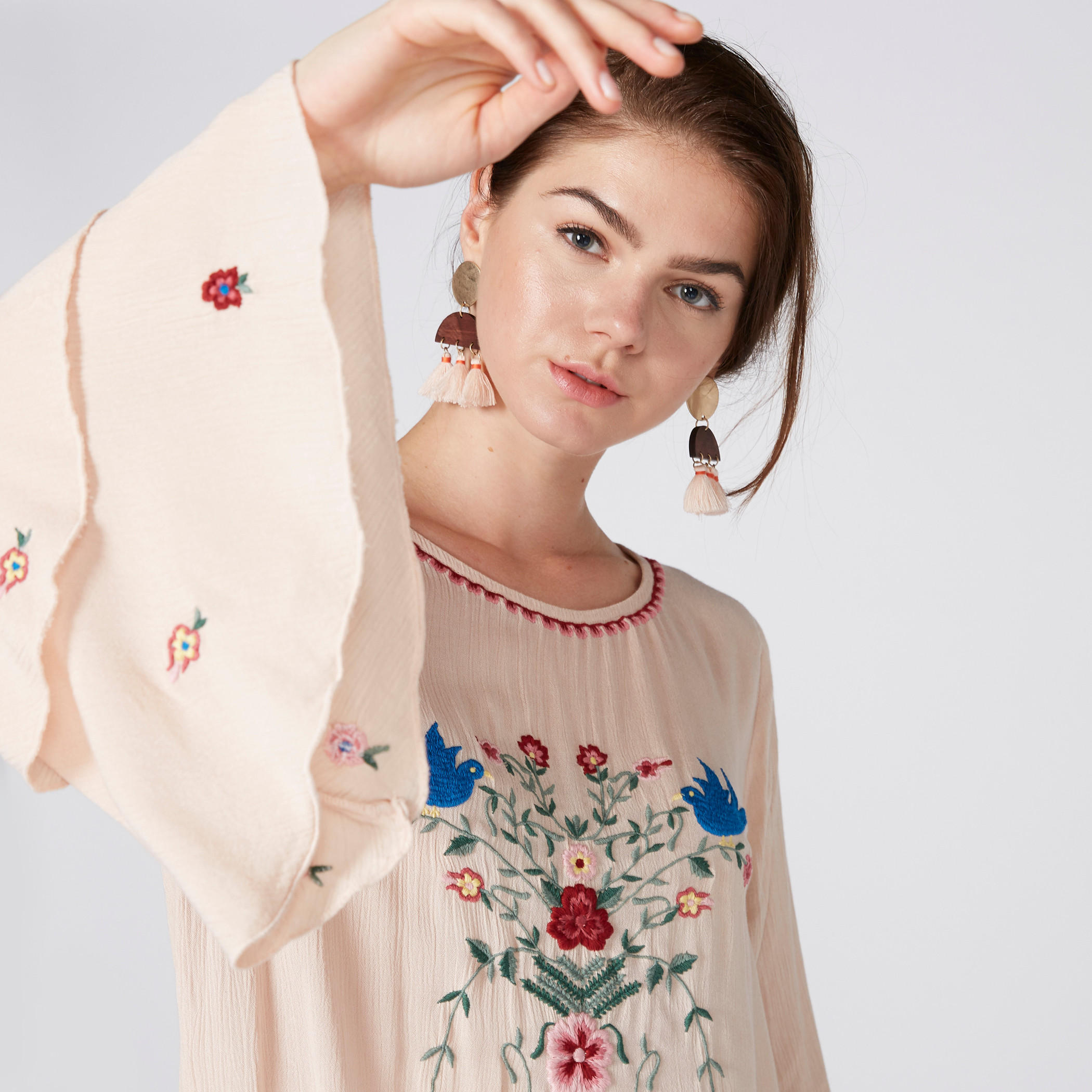 فستان مطرّز متوسط الطول بأكمام كشكش-women-clothing-dresses-image-1