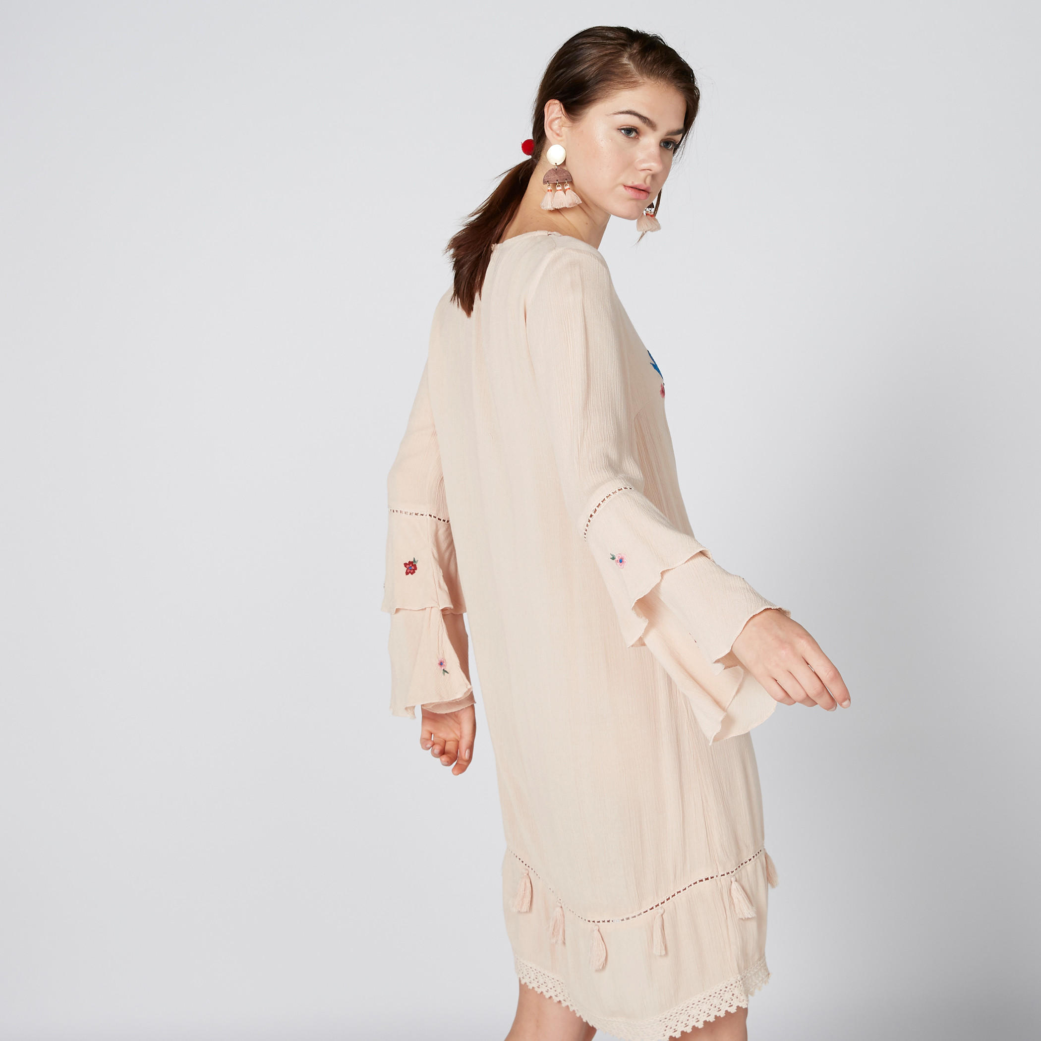 فستان مطرّز متوسط الطول بأكمام كشكش-women-clothing-dresses-image-3