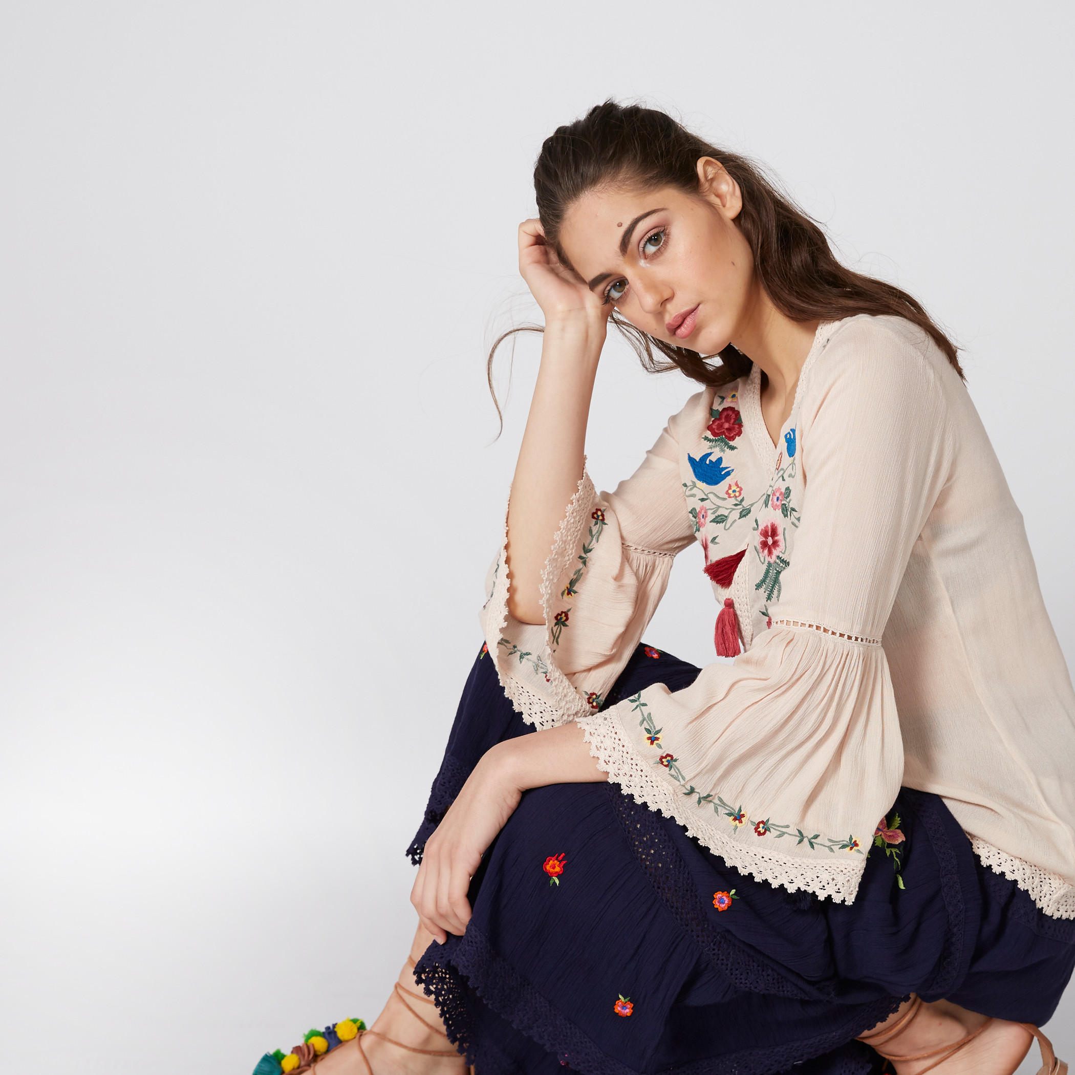 بلوزة مطرزة بياقة مستديرة وشرّابات-women-clothing-shirtsandblouses-blouses-image-1