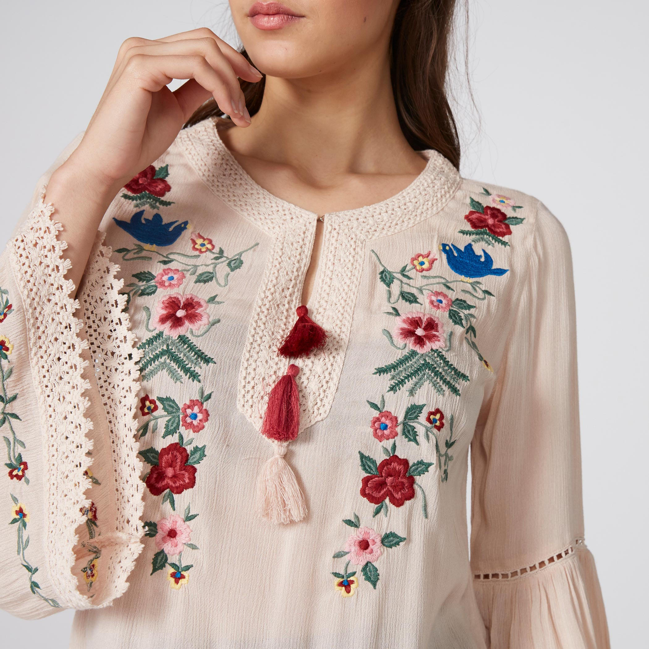 بلوزة مطرزة بياقة مستديرة وشرّابات-women-clothing-shirtsandblouses-blouses-image-2
