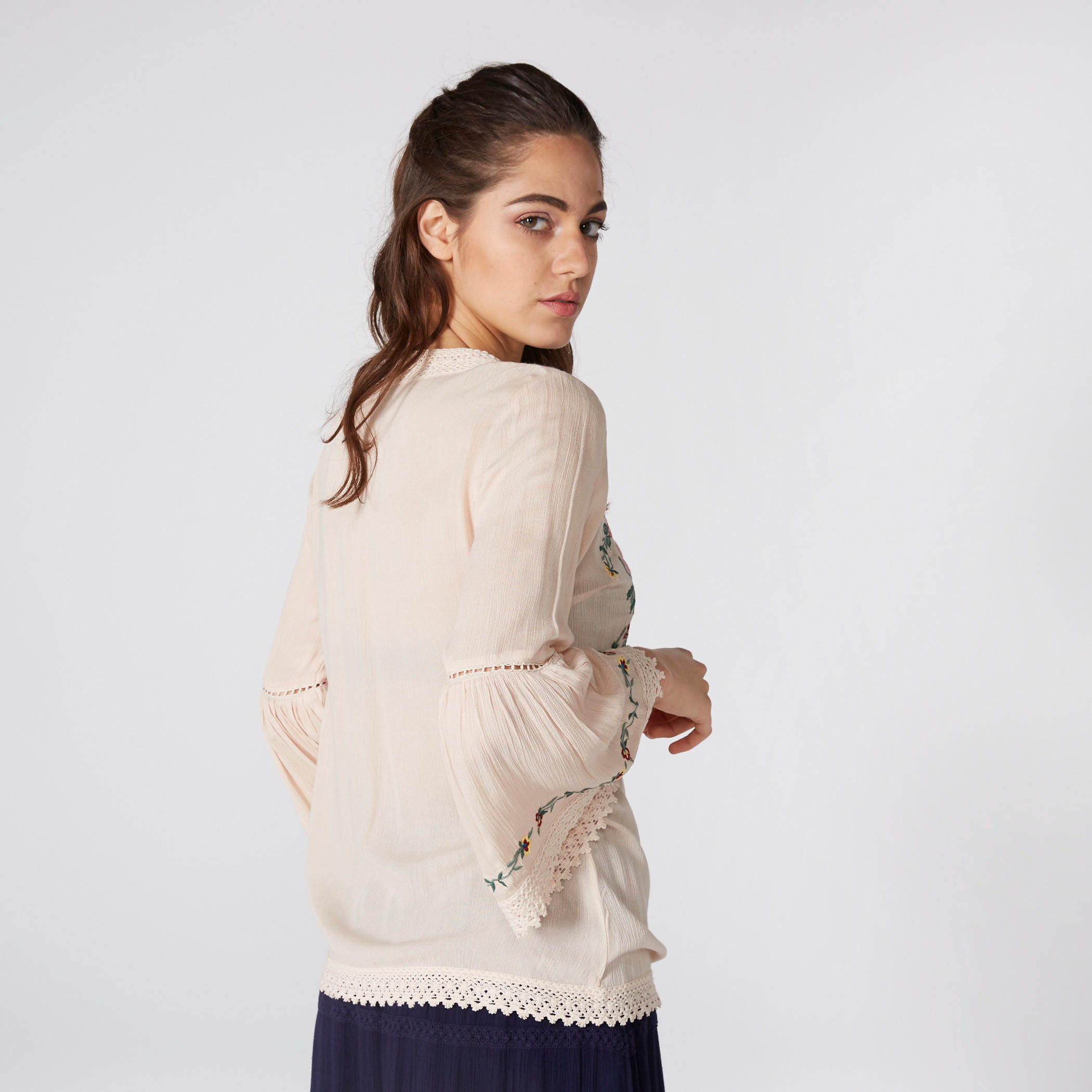 بلوزة مطرزة بياقة مستديرة وشرّابات-women-clothing-shirtsandblouses-blouses-image-3