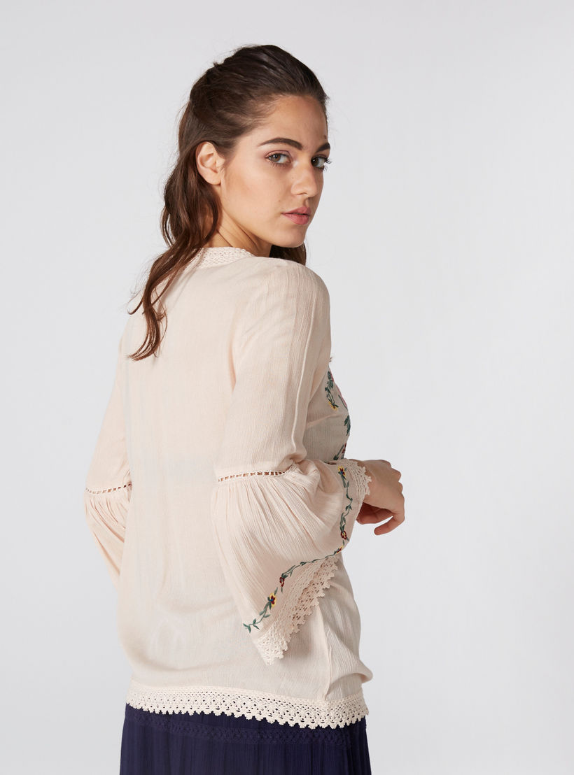 بلوزة مطرزة بياقة مستديرة وشرّابات-women-clothing-shirtsandblouses-blouses-image-3